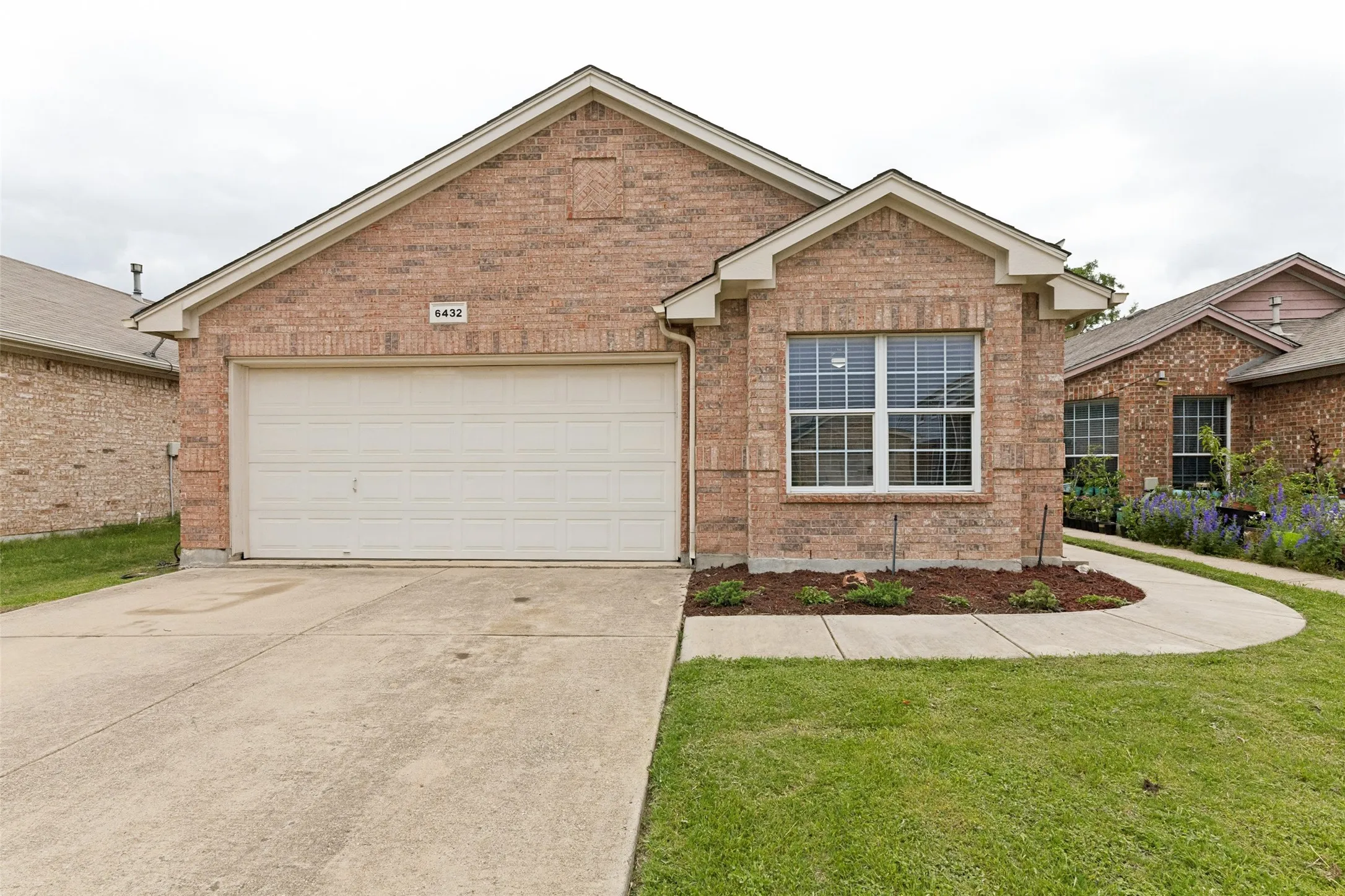 Single Family Residence For Sale in Tarrant County , 6432 Geneva Lane, Fort Worth, Texas 76131, 3 Bedroom, 2 Bathroom, 2 Garage spaces, 1,346 Sqft, built in 2004, mls#21239952, Real Estate Agent in Fort Worth, Homes For Sale in Tarrant county, Homes For Sale in Fort Worth, Realtor in Fort Worth Texas, Real Estate Brokerage Independent Realty Texas, Luminita Cordes Realtor