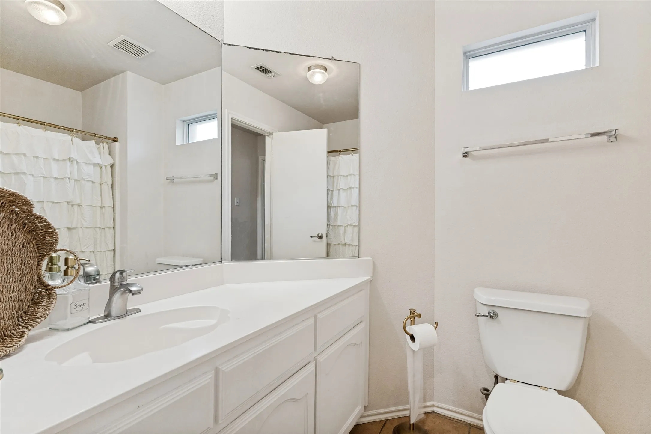 Single Family Residence For Sale in Tarrant County , 6432 Geneva Lane, Fort Worth, Texas 76131, 3 Bedroom, 2 Bathroom, 2 Garage spaces, 1,346 Sqft, built in 2004, mls#21239952, Real Estate Agent in Fort Worth, Homes For Sale in Tarrant county, Homes For Sale in Fort Worth, Realtor in Fort Worth Texas, Real Estate Brokerage Independent Realty Texas, Luminita Cordes Realtor