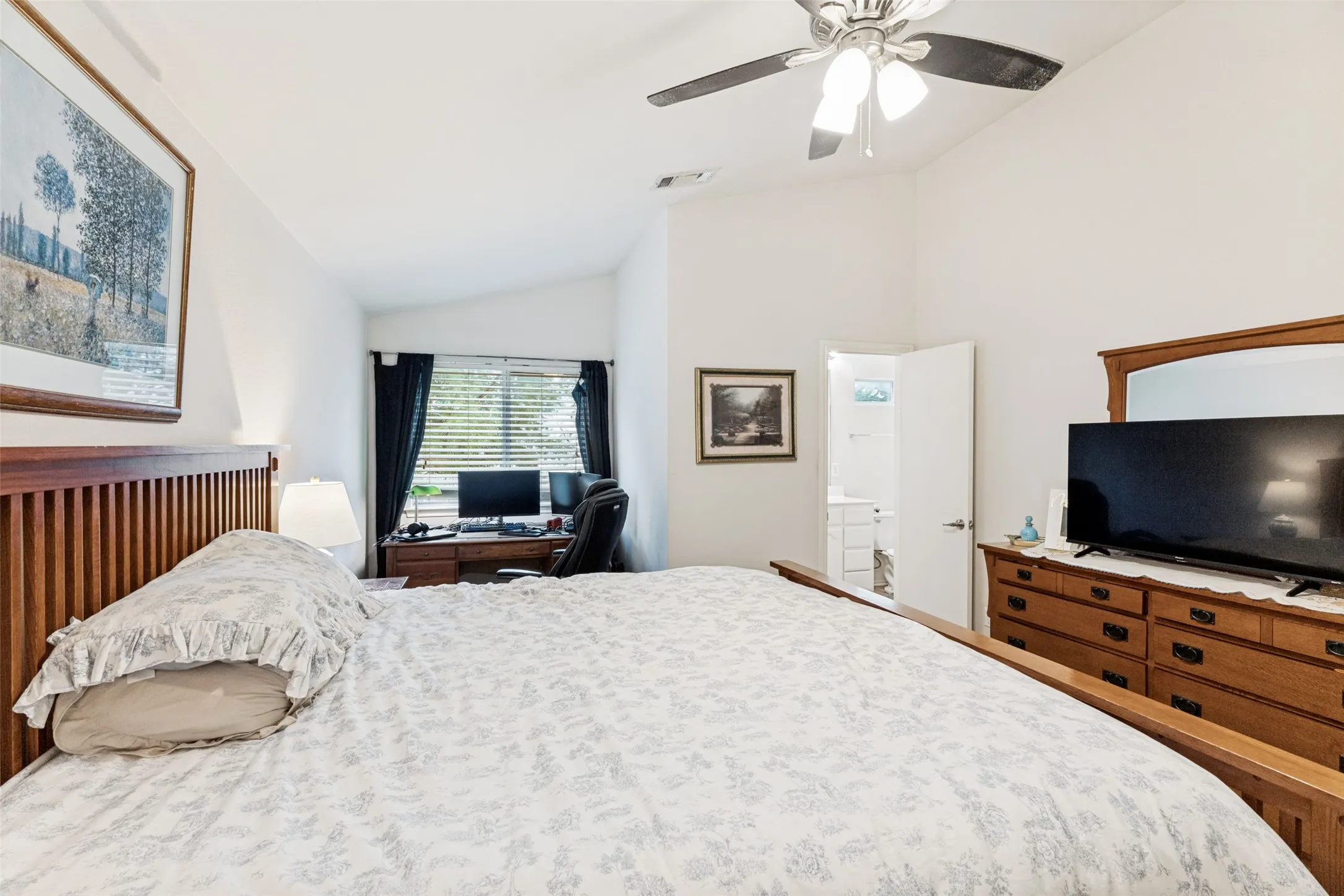 Single Family Residence For Sale in Tarrant County , 6432 Geneva Lane, Fort Worth, Texas 76131, 3 Bedroom, 2 Bathroom, 2 Garage spaces, 1,346 Sqft, built in 2004, mls#21239952, Real Estate Agent in Fort Worth, Homes For Sale in Tarrant county, Homes For Sale in Fort Worth, Realtor in Fort Worth Texas, Real Estate Brokerage Independent Realty Texas, Luminita Cordes Realtor