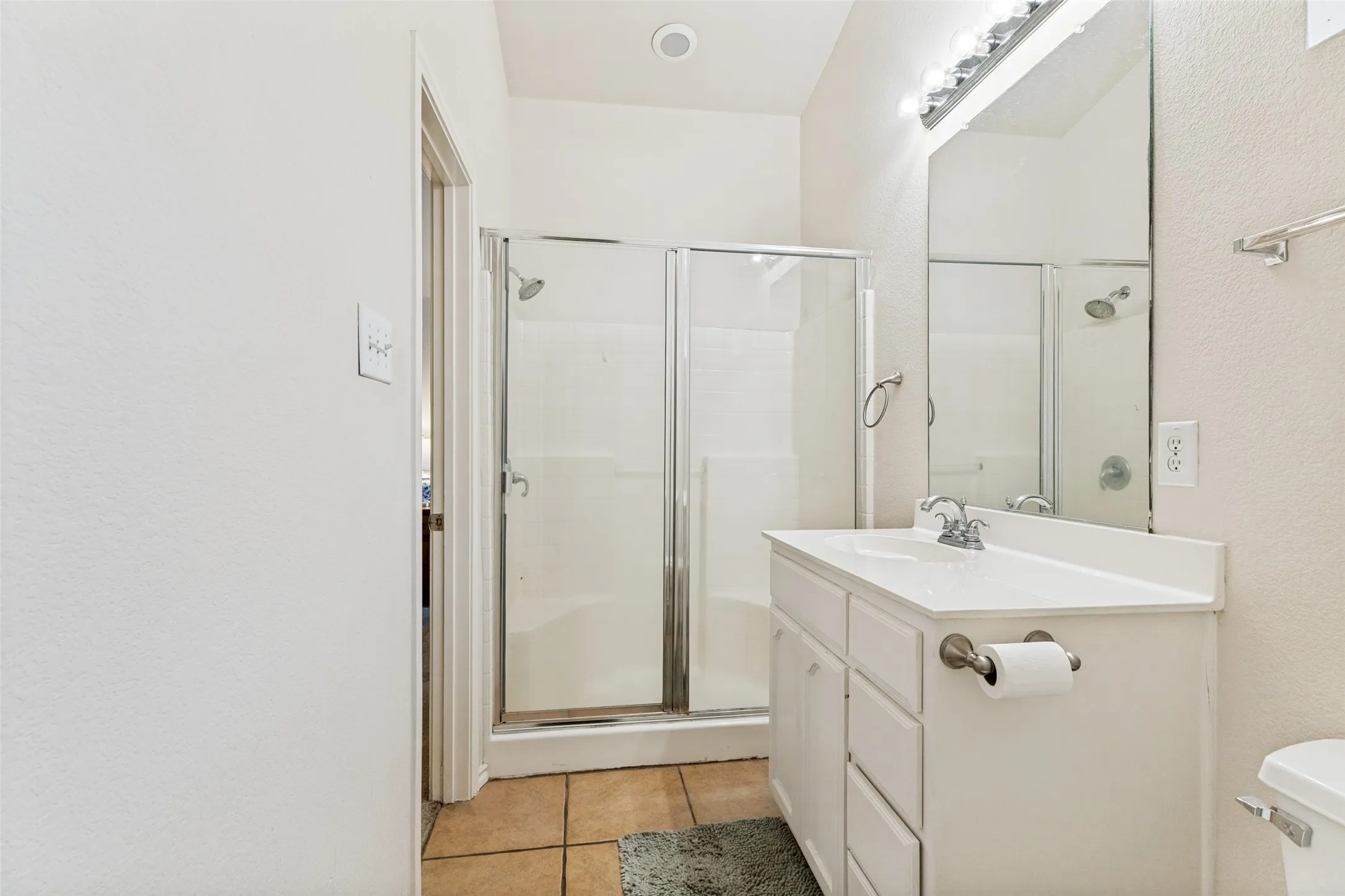Single Family Residence For Sale in Tarrant County , 6432 Geneva Lane, Fort Worth, Texas 76131, 3 Bedroom, 2 Bathroom, 2 Garage spaces, 1,346 Sqft, built in 2004, mls#21239952, Real Estate Agent in Fort Worth, Homes For Sale in Tarrant county, Homes For Sale in Fort Worth, Realtor in Fort Worth Texas, Real Estate Brokerage Independent Realty Texas, Luminita Cordes Realtor