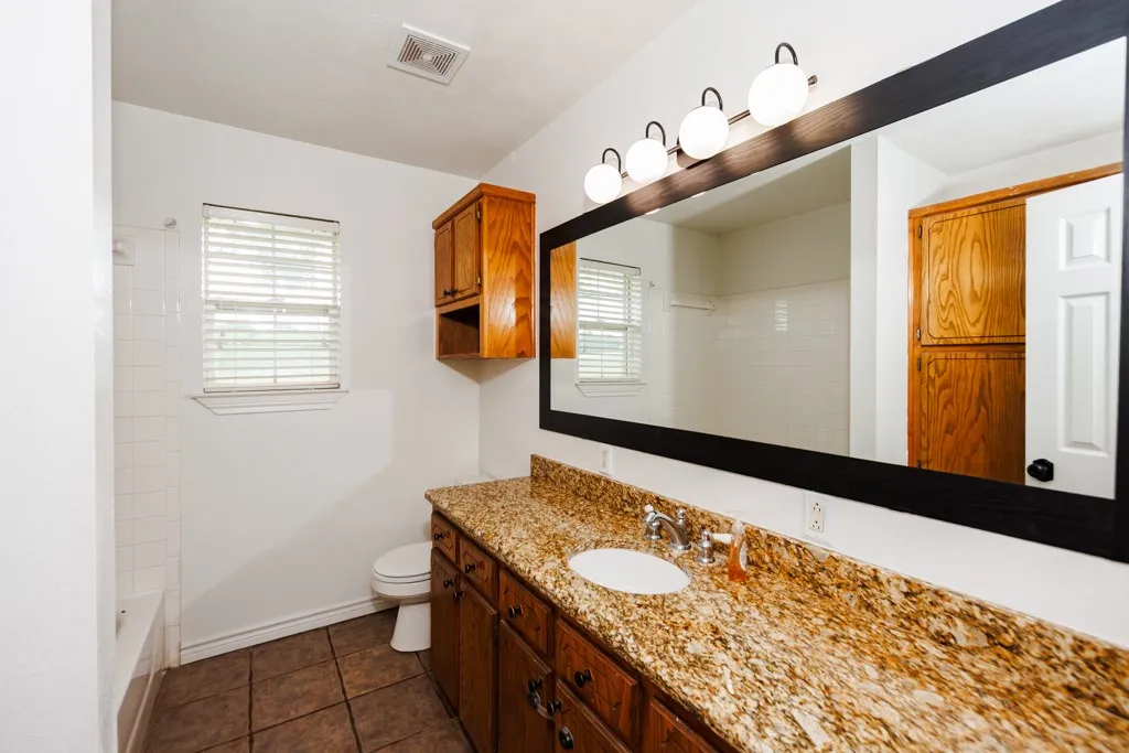Hallway bathroom between the second and third bedroom