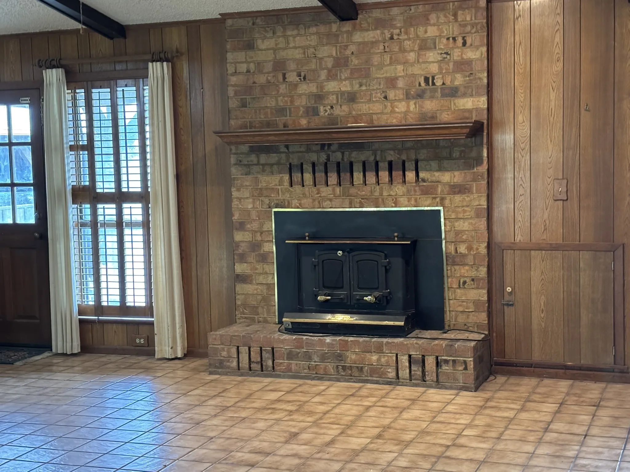 Single Family Residence For Sale in Henderson County , 14070 County Road 3520, Brownsboro, Texas 75756, 3 Bedroom, 2 Bathroom, Garage spaces, 2,798 Sqft, built in 1981, Preowned, mls#21239652, Real Estate Agent in Brownsboro, Homes For Sale in Henderson county, Homes For Sale in Brownsboro, Realtor in Brownsboro Texas, Real Estate Brokerage Independent Realty Texas, Luminita Cordes Realtor