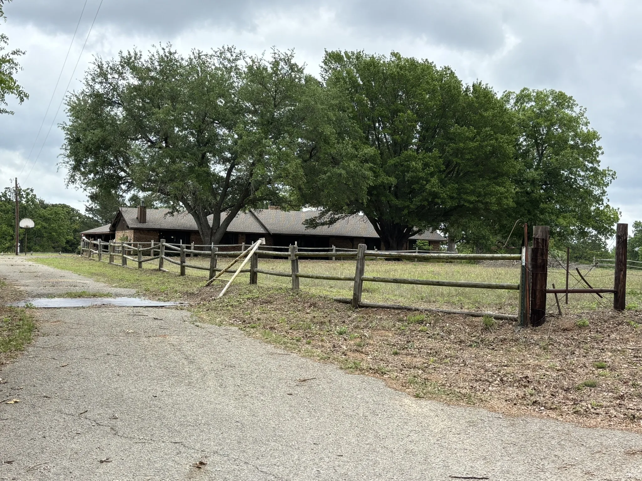 Single Family Residence For Sale in Henderson County , 14070 County Road 3520, Brownsboro, Texas 75756, 3 Bedroom, 2 Bathroom, Garage spaces, 2,798 Sqft, built in 1981, Preowned, mls#21239652, Real Estate Agent in Brownsboro, Homes For Sale in Henderson county, Homes For Sale in Brownsboro, Realtor in Brownsboro Texas, Real Estate Brokerage Independent Realty Texas, Luminita Cordes Realtor