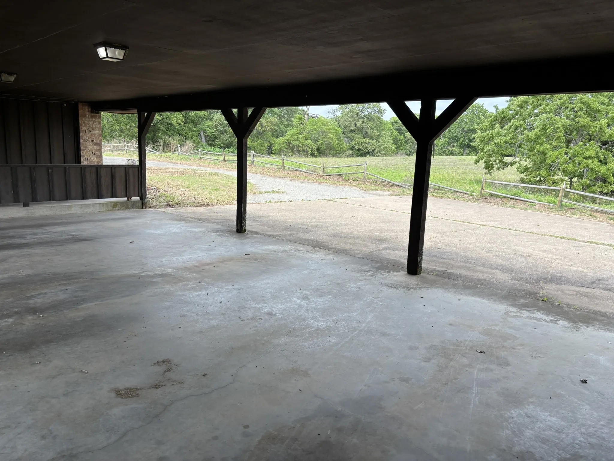 Single Family Residence For Sale in Henderson County , 14070 County Road 3520, Brownsboro, Texas 75756, 3 Bedroom, 2 Bathroom, Garage spaces, 2,798 Sqft, built in 1981, Preowned, mls#21239652, Real Estate Agent in Brownsboro, Homes For Sale in Henderson county, Homes For Sale in Brownsboro, Realtor in Brownsboro Texas, Real Estate Brokerage Independent Realty Texas, Luminita Cordes Realtor