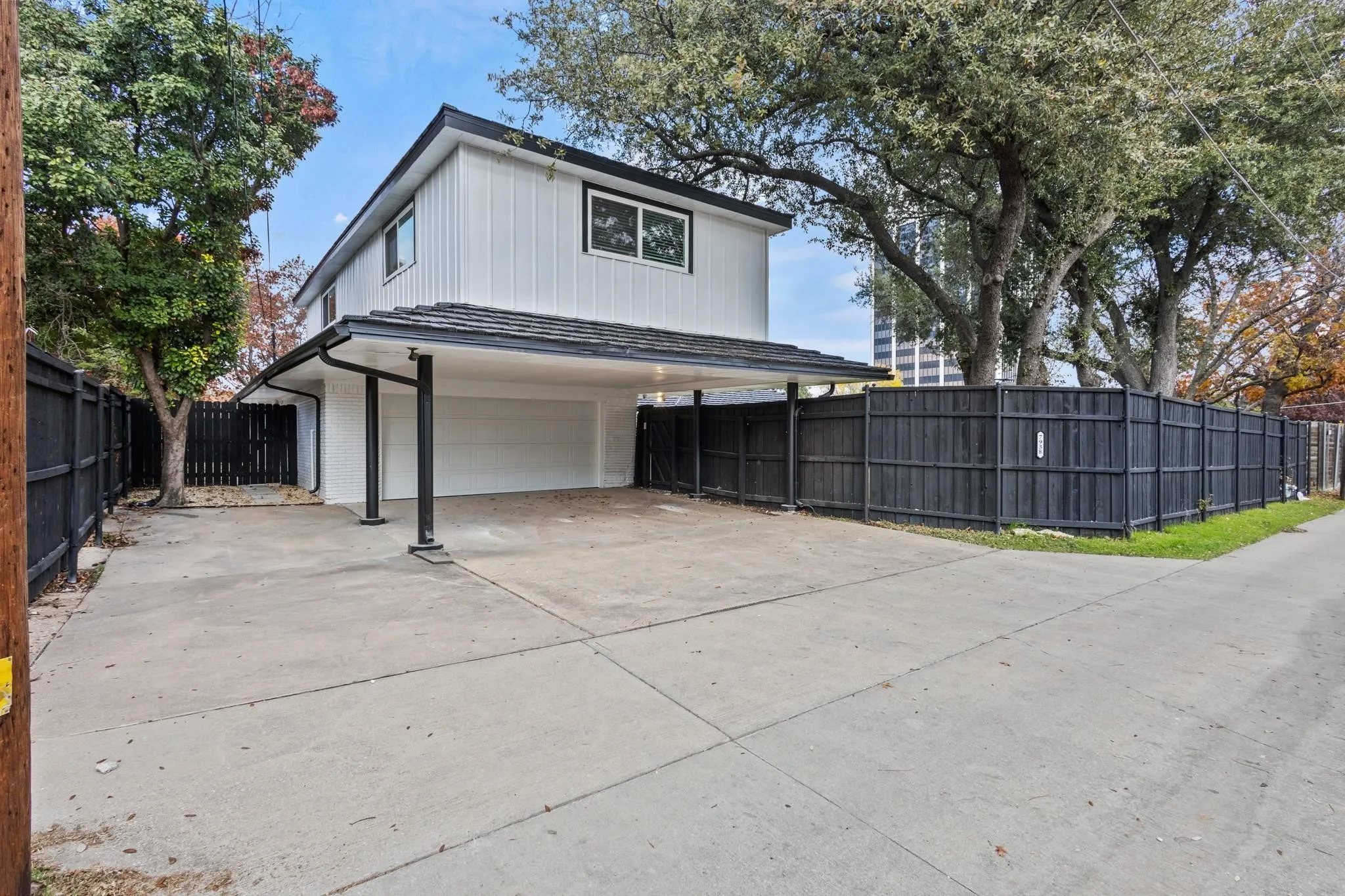 Single Family Residence For Sale in Dallas County , 7938 Hillfawn Circle, Dallas, Texas 75248, 4 Bedroom, 3 Bathroom, 2 Garage spaces, 3,589 Sqft, built in 1971, Preowned, mls#21241009, Real Estate Agent in Dallas, Homes For Sale in Dallas county, Homes For Sale in Dallas, Realtor in Dallas Texas, Real Estate Brokerage Independent Realty Texas, Luminita Cordes Realtor