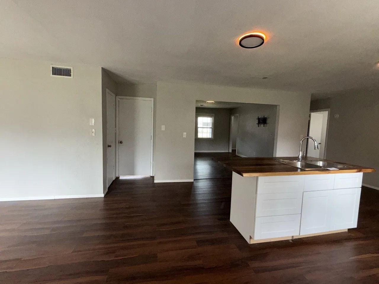 Single Family Residence For Sale in Henderson County , 410 Lone Star Road, Trinidad, Texas 75163, 3 Bedroom, 2 Bathroom, 2 Garage spaces, 2,238 Sqft, built in 1977, mls#21238616, Real Estate Agent in Trinidad, Homes For Sale in Henderson county, Homes For Sale in Trinidad, Realtor in Trinidad Texas, Real Estate Brokerage Independent Realty Texas, Luminita Cordes Realtor