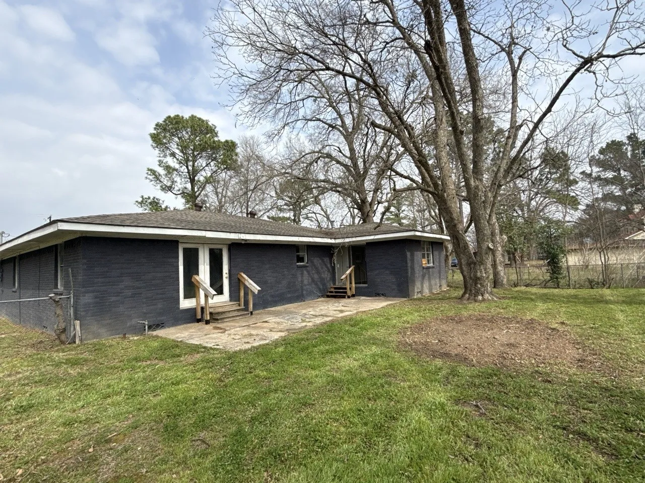 Single Family Residence For Sale in Henderson County , 410 Lone Star Road, Trinidad, Texas 75163, 3 Bedroom, 2 Bathroom, 2 Garage spaces, 2,238 Sqft, built in 1977, mls#21238616, Real Estate Agent in Trinidad, Homes For Sale in Henderson county, Homes For Sale in Trinidad, Realtor in Trinidad Texas, Real Estate Brokerage Independent Realty Texas, Luminita Cordes Realtor