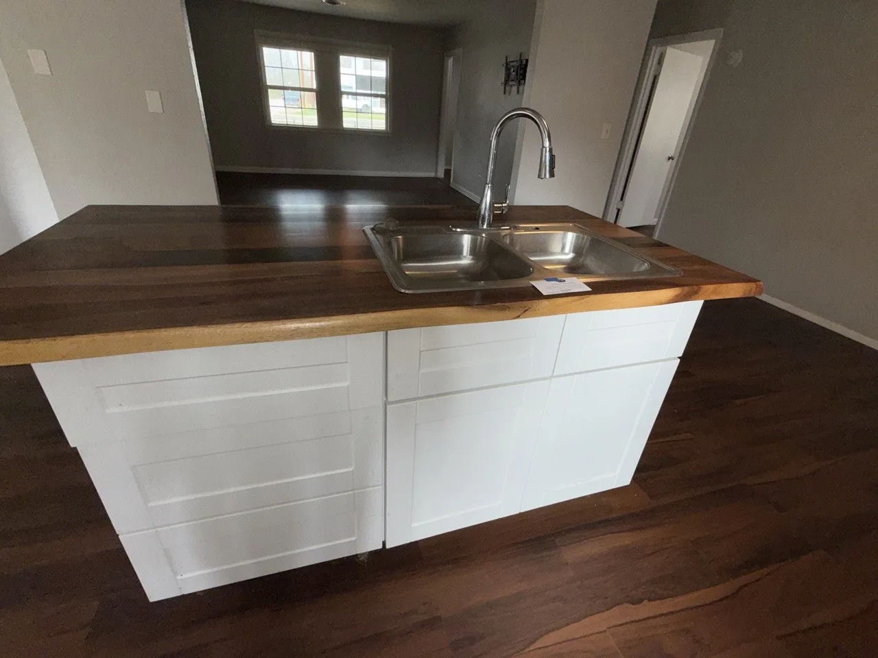 Single Family Residence For Sale in Henderson County , 410 Lone Star Road, Trinidad, Texas 75163, 3 Bedroom, 2 Bathroom, 2 Garage spaces, 2,238 Sqft, built in 1977, mls#21238616, Real Estate Agent in Trinidad, Homes For Sale in Henderson county, Homes For Sale in Trinidad, Realtor in Trinidad Texas, Real Estate Brokerage Independent Realty Texas, Luminita Cordes Realtor