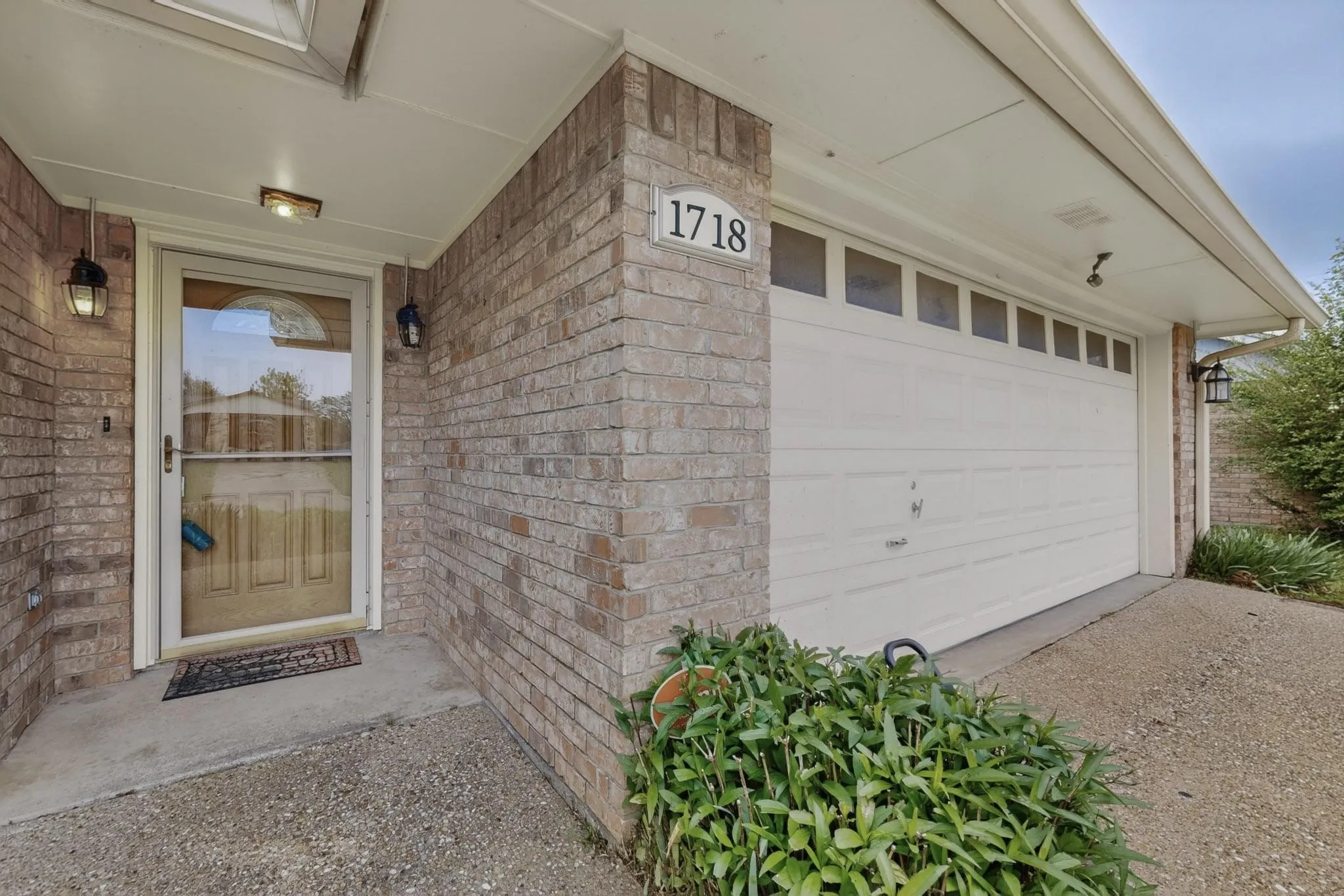 Single Family Residence For Sale in Navarro County , 1718 Northwood Boulevard, Corsicana, Texas 75110, 3 Bedroom, 2 Bathroom, 2 Garage spaces, 1,336 Sqft, built in 1993, Preowned, mls#21221805, Real Estate Agent in Corsicana, Homes For Sale in Navarro county, Homes For Sale in Corsicana, Realtor in Corsicana Texas, Real Estate Brokerage Independent Realty Texas, Luminita Cordes Realtor