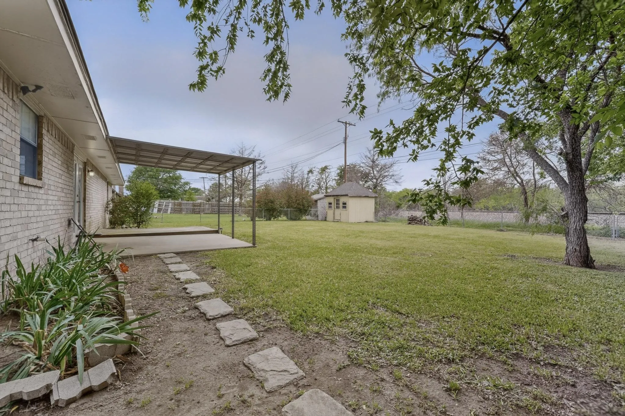 Single Family Residence For Sale in Navarro County , 1718 Northwood Boulevard, Corsicana, Texas 75110, 3 Bedroom, 2 Bathroom, 2 Garage spaces, 1,336 Sqft, built in 1993, Preowned, mls#21221805, Real Estate Agent in Corsicana, Homes For Sale in Navarro county, Homes For Sale in Corsicana, Realtor in Corsicana Texas, Real Estate Brokerage Independent Realty Texas, Luminita Cordes Realtor