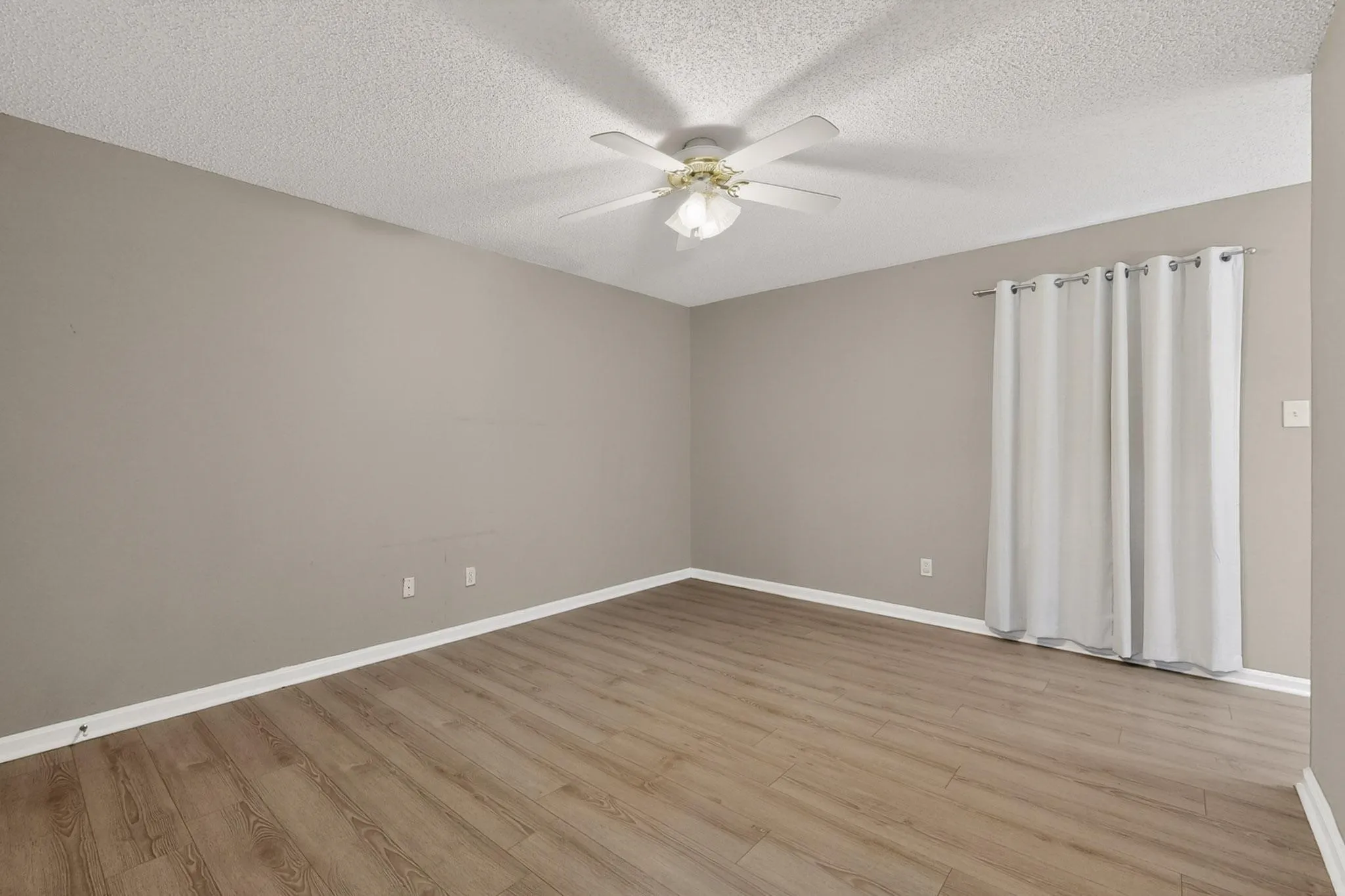 Single Family Residence For Sale in Navarro County , 1718 Northwood Boulevard, Corsicana, Texas 75110, 3 Bedroom, 2 Bathroom, 2 Garage spaces, 1,336 Sqft, built in 1993, Preowned, mls#21221805, Real Estate Agent in Corsicana, Homes For Sale in Navarro county, Homes For Sale in Corsicana, Realtor in Corsicana Texas, Real Estate Brokerage Independent Realty Texas, Luminita Cordes Realtor