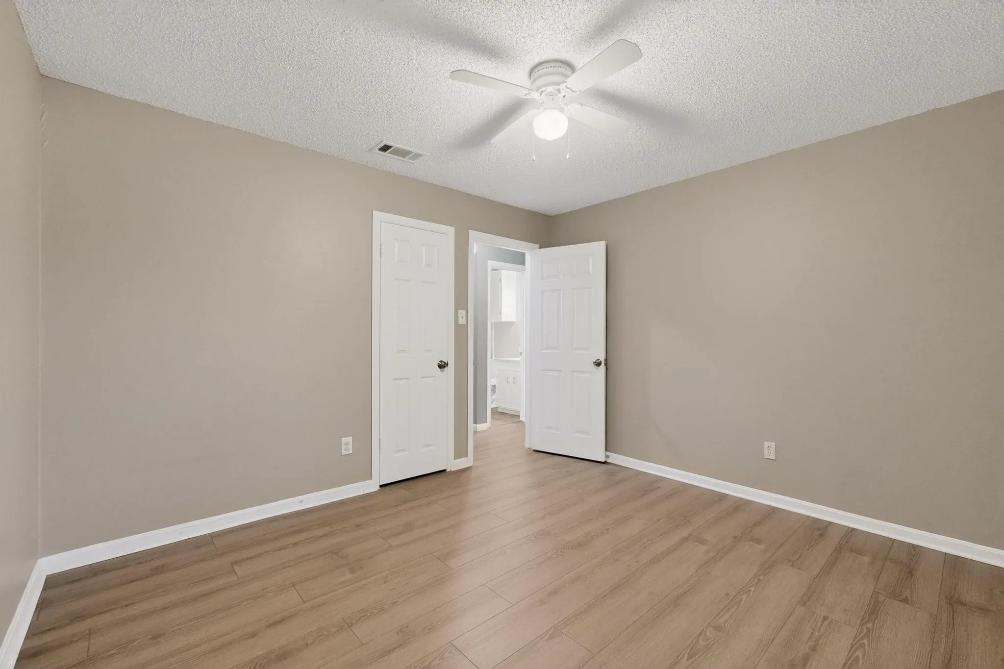 Single Family Residence For Sale in Navarro County , 1718 Northwood Boulevard, Corsicana, Texas 75110, 3 Bedroom, 2 Bathroom, 2 Garage spaces, 1,336 Sqft, built in 1993, Preowned, mls#21221805, Real Estate Agent in Corsicana, Homes For Sale in Navarro county, Homes For Sale in Corsicana, Realtor in Corsicana Texas, Real Estate Brokerage Independent Realty Texas, Luminita Cordes Realtor