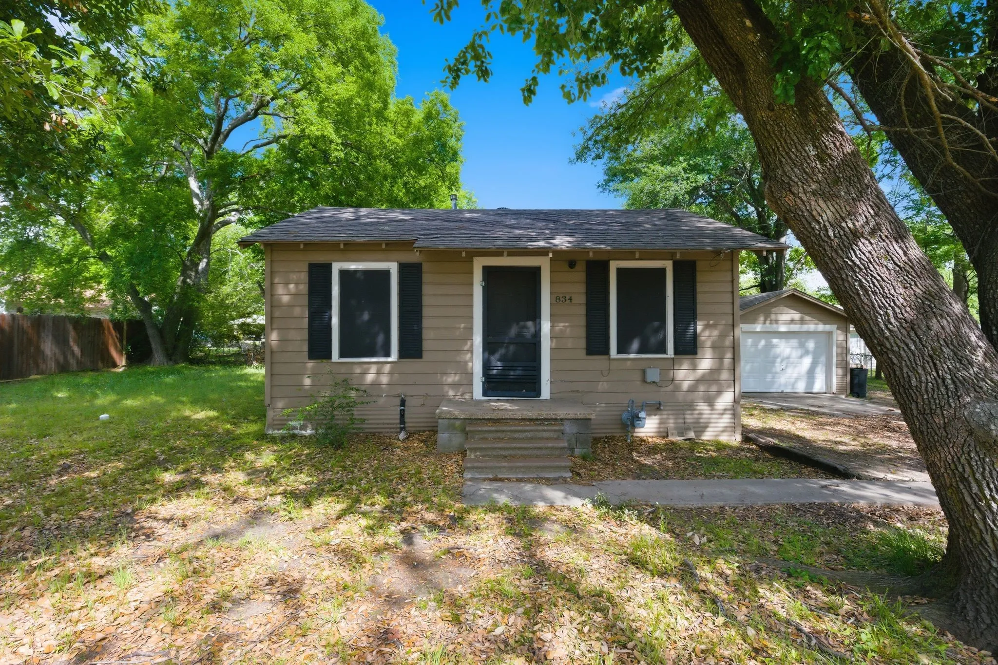 Single Family Residence For Sale in Hopkins County , 834 Brinker Street, Sulphur Springs, Texas 75482, 2 Bedroom, 1 Bathroom, 1 Garage spaces, 696 Sqft, built in 1950, mls#21231363, Real Estate Agent in Sulphur Springs, Homes For Sale in Hopkins county, Homes For Sale in Sulphur Springs, Realtor in Sulphur Springs Texas, Real Estate Brokerage Independent Realty Texas, Luminita Cordes Realtor