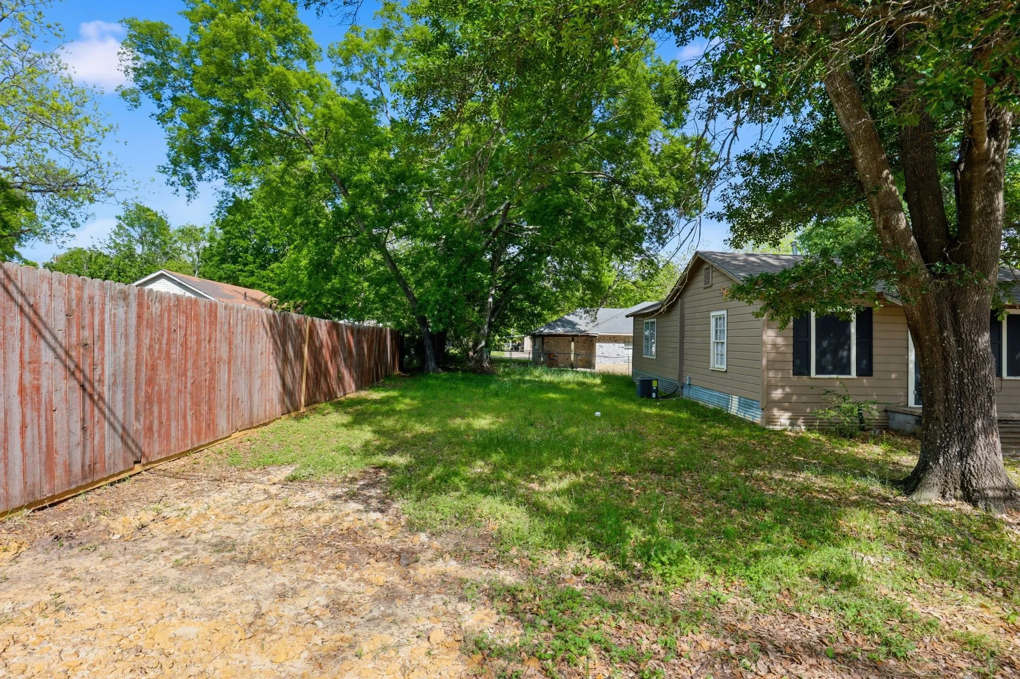 Single Family Residence For Sale in Hopkins County , 834 Brinker Street, Sulphur Springs, Texas 75482, 2 Bedroom, 1 Bathroom, 1 Garage spaces, 696 Sqft, built in 1950, mls#21231363, Real Estate Agent in Sulphur Springs, Homes For Sale in Hopkins county, Homes For Sale in Sulphur Springs, Realtor in Sulphur Springs Texas, Real Estate Brokerage Independent Realty Texas, Luminita Cordes Realtor