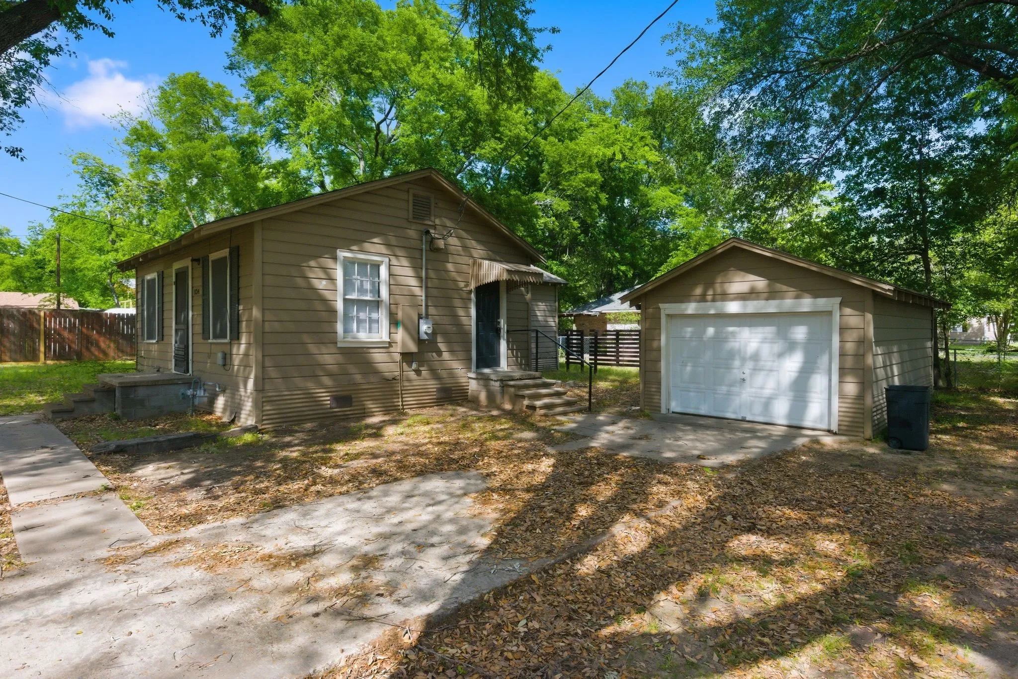 Single Family Residence For Sale in Hopkins County , 834 Brinker Street, Sulphur Springs, Texas 75482, 2 Bedroom, 1 Bathroom, 1 Garage spaces, 696 Sqft, built in 1950, mls#21231363, Real Estate Agent in Sulphur Springs, Homes For Sale in Hopkins county, Homes For Sale in Sulphur Springs, Realtor in Sulphur Springs Texas, Real Estate Brokerage Independent Realty Texas, Luminita Cordes Realtor
