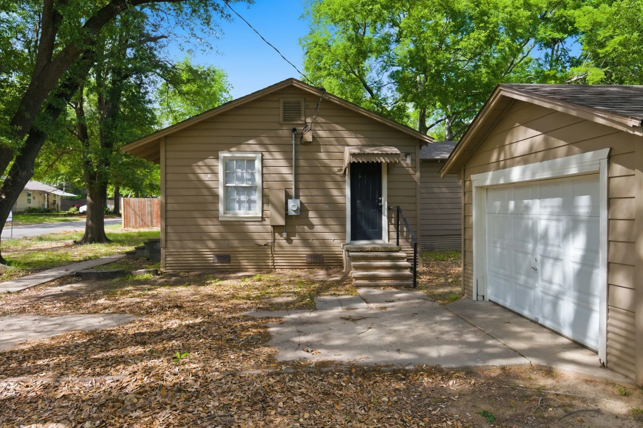 Single Family Residence For Sale in Hopkins County , 834 Brinker Street, Sulphur Springs, Texas 75482, 2 Bedroom, 1 Bathroom, 1 Garage spaces, 696 Sqft, built in 1950, mls#21231363, Real Estate Agent in Sulphur Springs, Homes For Sale in Hopkins county, Homes For Sale in Sulphur Springs, Realtor in Sulphur Springs Texas, Real Estate Brokerage Independent Realty Texas, Luminita Cordes Realtor