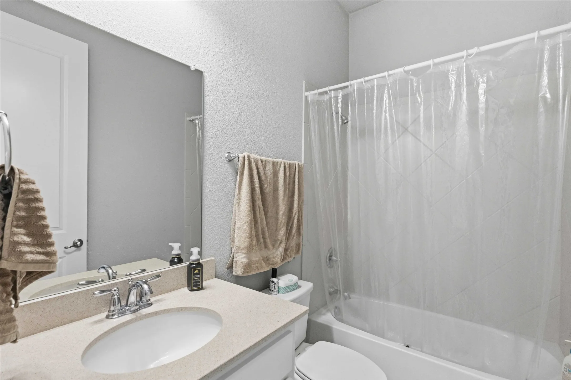 Single Family Residence For Sale in Collin County , 616 Bosque River Drive, Mc Kinney, Texas 75071, 4 Bedroom, 4 Bathroom, 2 Garage spaces, 3,124 Sqft, built in 2017, Preowned, mls#21240078, Real Estate Agent in Mc Kinney, Homes For Sale in Collin county, Homes For Sale in Mc Kinney, Realtor in Mc Kinney Texas, Real Estate Brokerage Independent Realty Texas, Luminita Cordes Realtor