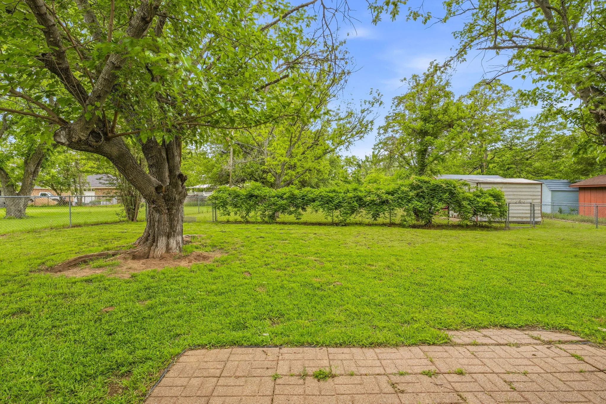 Single Family Residence For Sale in Comanche County , 200 E Plum Avenue, De Leon, Texas 76444, 3 Bedrooms, 2 Bathrooms, 2 Garage spaces, 1,338 Sqft, built in 1976, Price $220,000, mls#21241197, Real Estate Agent in De Leon, Homes For Sale in Comanche county, Homes For Sale in De Leon, Realtor in De Leon Texas, Real Estate Brokerage Independent Realty Texas, Luminita Cordes Realtor
