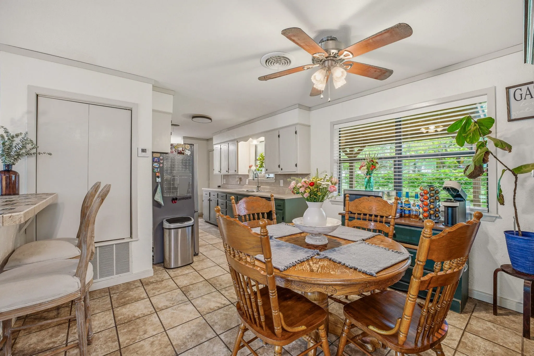 Single Family Residence For Sale in Comanche County , 200 E Plum Avenue, De Leon, Texas 76444, 3 Bedrooms, 2 Bathrooms, 2 Garage spaces, 1,338 Sqft, built in 1976, Price $220,000, mls#21241197, Real Estate Agent in De Leon, Homes For Sale in Comanche county, Homes For Sale in De Leon, Realtor in De Leon Texas, Real Estate Brokerage Independent Realty Texas, Luminita Cordes Realtor