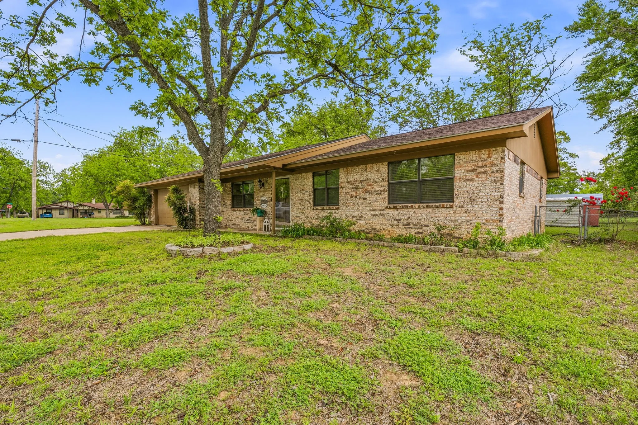 Single Family Residence For Sale in Comanche County , 200 E Plum Avenue, De Leon, Texas 76444, 3 Bedrooms, 2 Bathrooms, 2 Garage spaces, 1,338 Sqft, built in 1976, Price $220,000, mls#21241197, Real Estate Agent in De Leon, Homes For Sale in Comanche county, Homes For Sale in De Leon, Realtor in De Leon Texas, Real Estate Brokerage Independent Realty Texas, Luminita Cordes Realtor