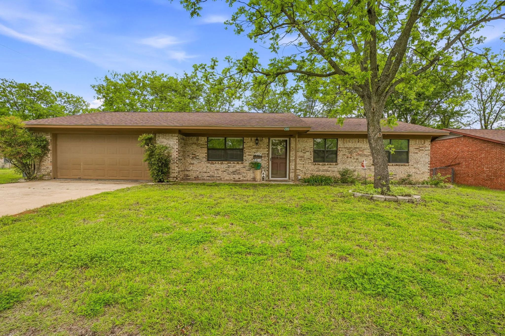 Single Family Residence For Sale in Comanche County , 200 E Plum Avenue, De Leon, Texas 76444, 3 Bedrooms, 2 Bathrooms, 2 Garage spaces, 1,338 Sqft, built in 1976, Price $220,000, mls#21241197, Real Estate Agent in De Leon, Homes For Sale in Comanche county, Homes For Sale in De Leon, Realtor in De Leon Texas, Real Estate Brokerage Independent Realty Texas, Luminita Cordes Realtor
