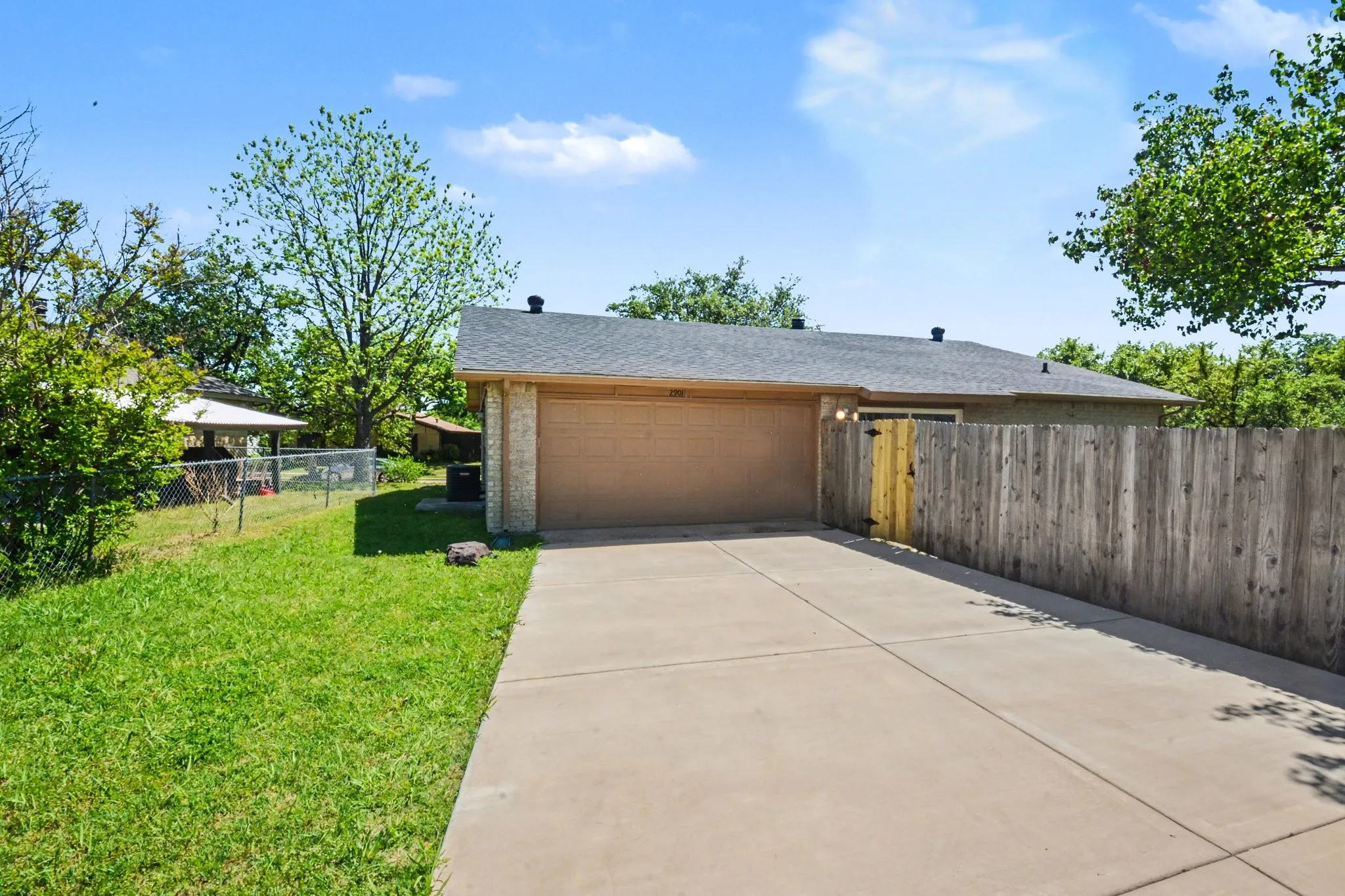 Single Family Residence For Sale in Denton County , 2901 Mill Trail, Carrollton, Texas 75007, 3 Bedrooms, 2 Bathrooms, 2 Garage spaces, 1,576 Sqft, built in 1972, Preowned, Price $375,000, mls#21241204, Real Estate Agent in Carrollton, Homes For Sale in Denton county, Homes For Sale in Carrollton, Realtor in Carrollton Texas, Real Estate Brokerage Independent Realty Texas, Luminita Cordes Realtor