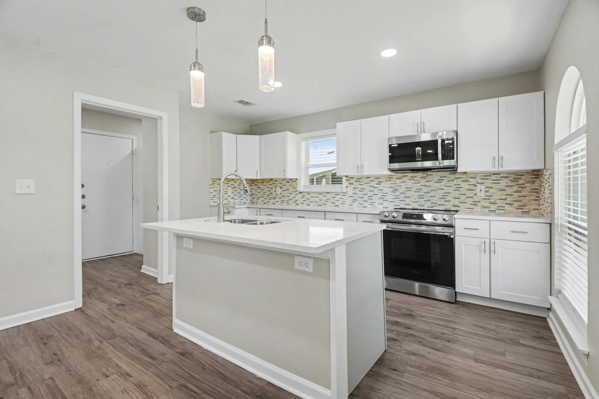 Single Family Residence For Sale in Denton County , 2901 Mill Trail, Carrollton, Texas 75007, 3 Bedrooms, 2 Bathrooms, 2 Garage spaces, 1,576 Sqft, built in 1972, Preowned, Price $375,000, mls#21241204, Real Estate Agent in Carrollton, Homes For Sale in Denton county, Homes For Sale in Carrollton, Realtor in Carrollton Texas, Real Estate Brokerage Independent Realty Texas, Luminita Cordes Realtor