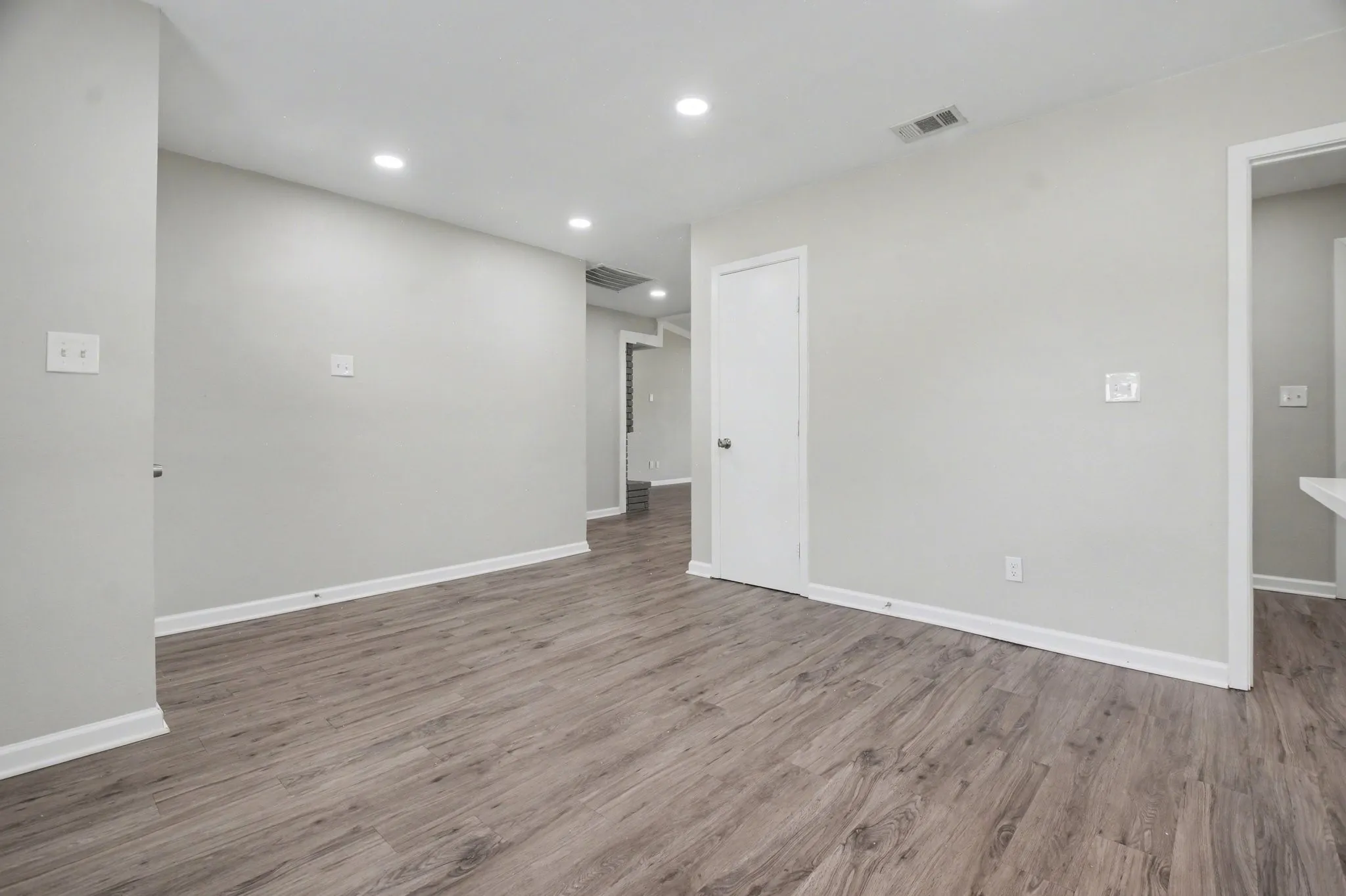 Single Family Residence For Sale in Denton County , 2901 Mill Trail, Carrollton, Texas 75007, 3 Bedrooms, 2 Bathrooms, 2 Garage spaces, 1,576 Sqft, built in 1972, Preowned, Price $375,000, mls#21241204, Real Estate Agent in Carrollton, Homes For Sale in Denton county, Homes For Sale in Carrollton, Realtor in Carrollton Texas, Real Estate Brokerage Independent Realty Texas, Luminita Cordes Realtor