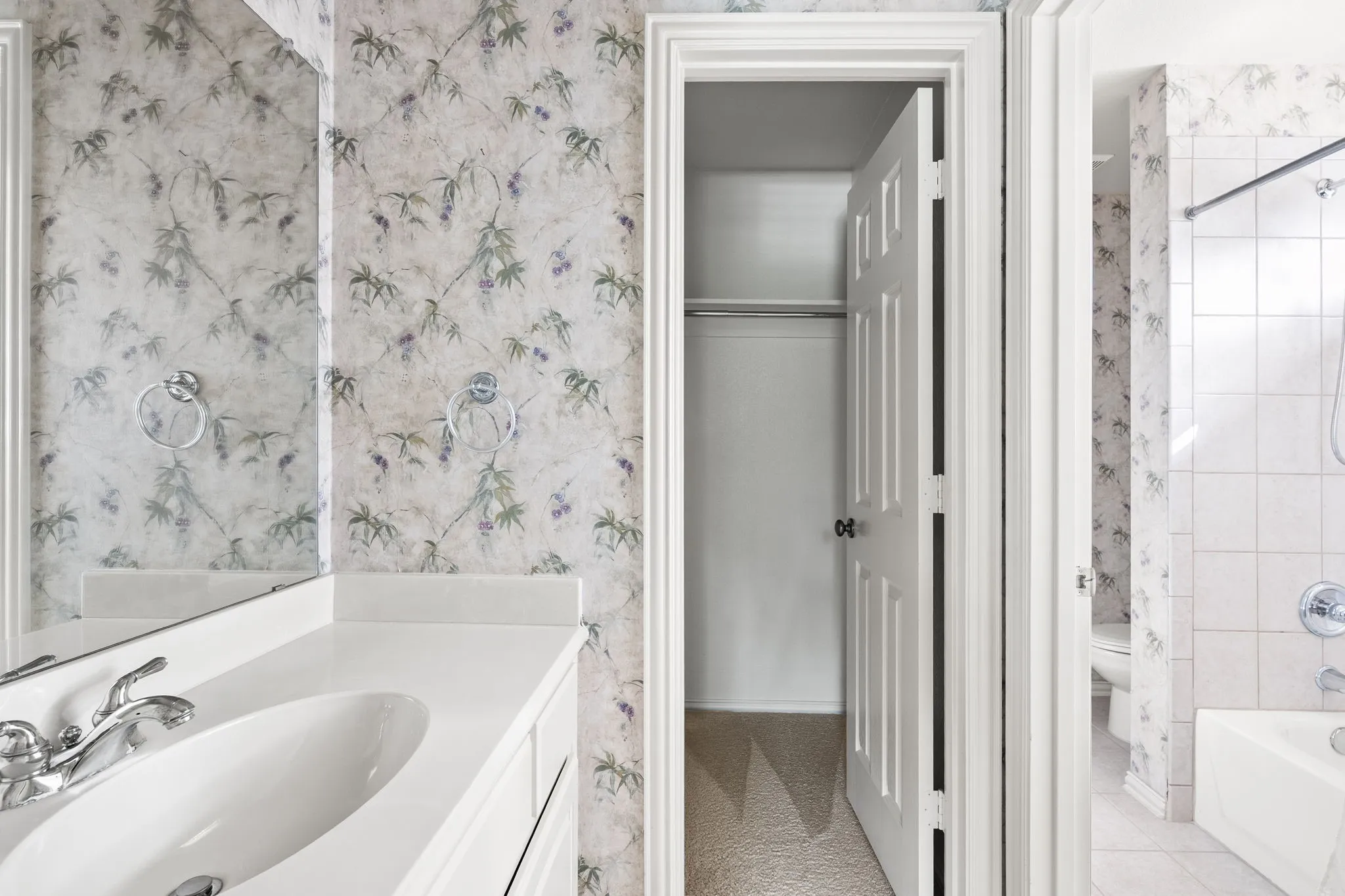 Jack n jill bathroom connecting bedrooms upstairs.
