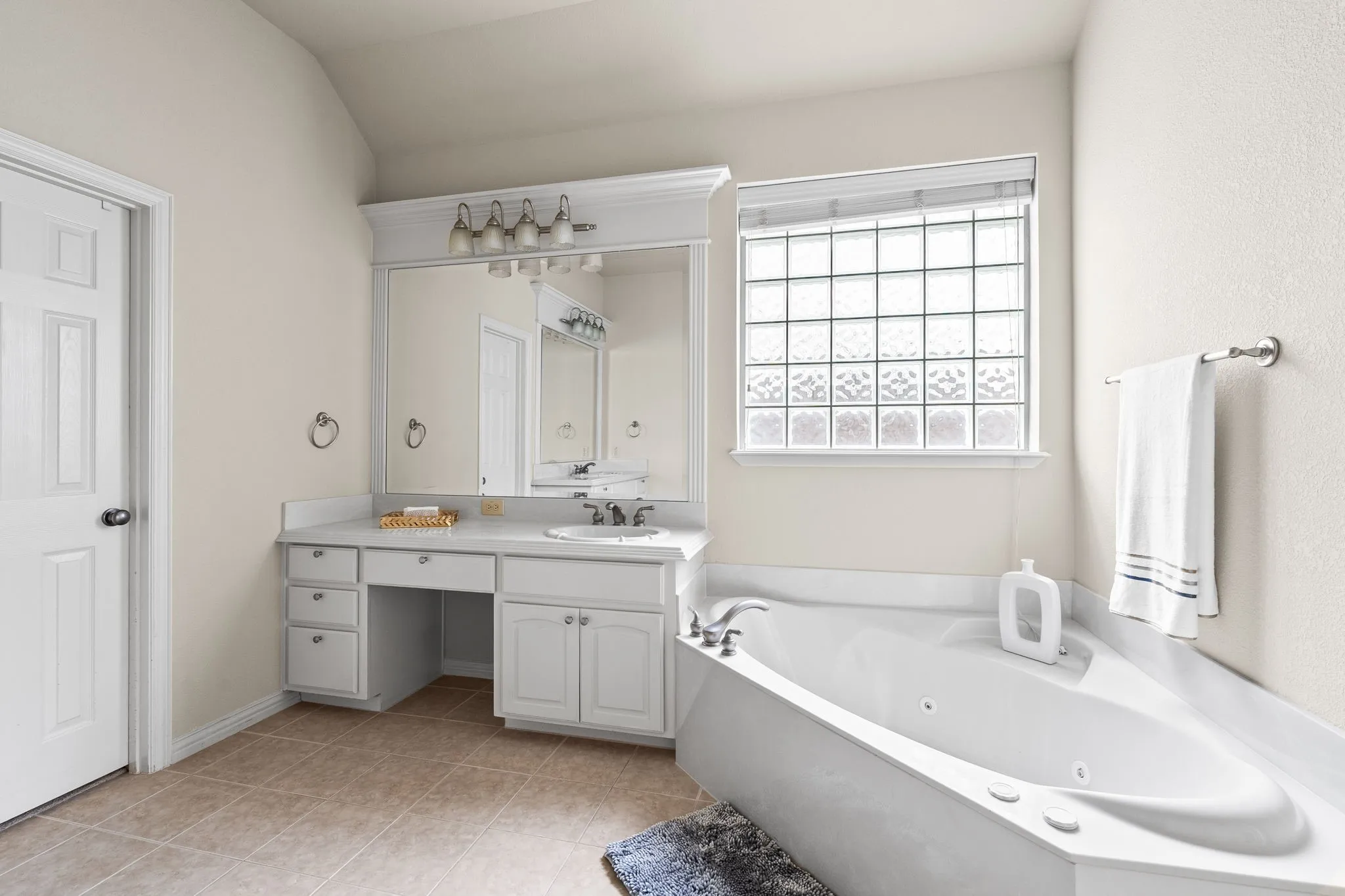 Single Family Residence For Sale in Collin County , 14838 Daneway Drive, Frisco, Texas 75035, 5 Bedroom, 4 Bathroom, 3 Garage spaces, 4,009 Sqft, built in 2005, Preowned, mls#21240026, Real Estate Agent in Frisco, Homes For Sale in Collin county, Homes For Sale in Frisco, Realtor in Frisco Texas, Real Estate Brokerage Independent Realty Texas, Luminita Cordes Realtor
