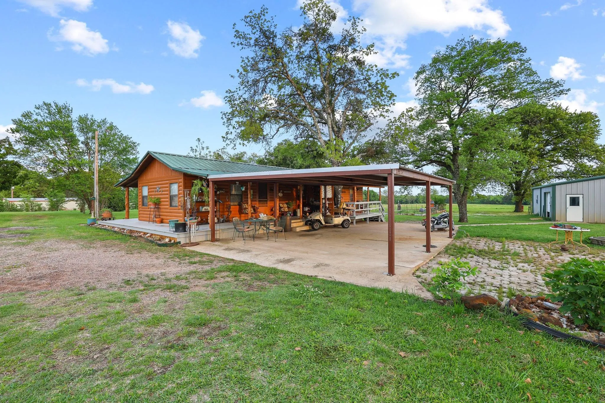 Single Family Residence For Sale in Grayson County , 642 Earl Road, Sadler, Texas 76264, 1 Bedroom, 2 Bathroom, 2 Garage spaces, 872 Sqft, built in 1979, Preowned, mls#21235913, Real Estate Agent in Sadler, Homes For Sale in Grayson county, Homes For Sale in Sadler, Realtor in Sadler Texas, Real Estate Brokerage Independent Realty Texas, Luminita Cordes Realtor