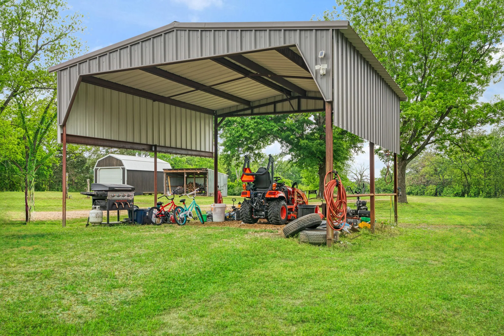 Single Family Residence For Sale in Red River (TX) County , 505 N Howison Street, Bogata, Texas 75417, 3 Bedroom, 2 Bathroom, Garage spaces, 2,100 Sqft, built in 1987, Preowned, mls#21240226, Real Estate Agent in Bogata, Homes For Sale in Red River (TX) county, Homes For Sale in Bogata, Realtor in Bogata Texas, Real Estate Brokerage Independent Realty Texas, Luminita Cordes Realtor