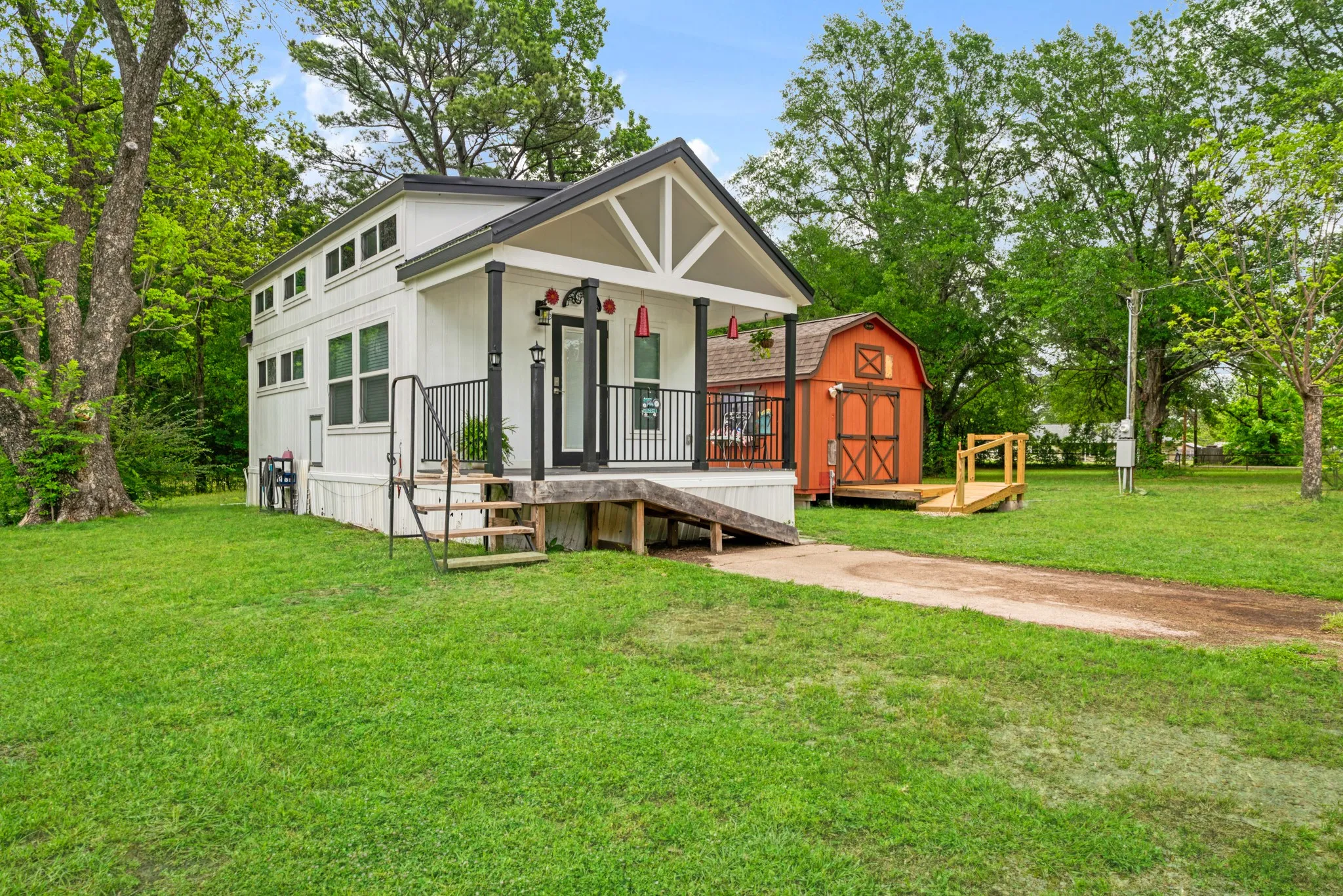 Single Family Residence For Sale in Red River (TX) County , 505 N Howison Street, Bogata, Texas 75417, 3 Bedroom, 2 Bathroom, Garage spaces, 2,100 Sqft, built in 1987, Preowned, mls#21240226, Real Estate Agent in Bogata, Homes For Sale in Red River (TX) county, Homes For Sale in Bogata, Realtor in Bogata Texas, Real Estate Brokerage Independent Realty Texas, Luminita Cordes Realtor