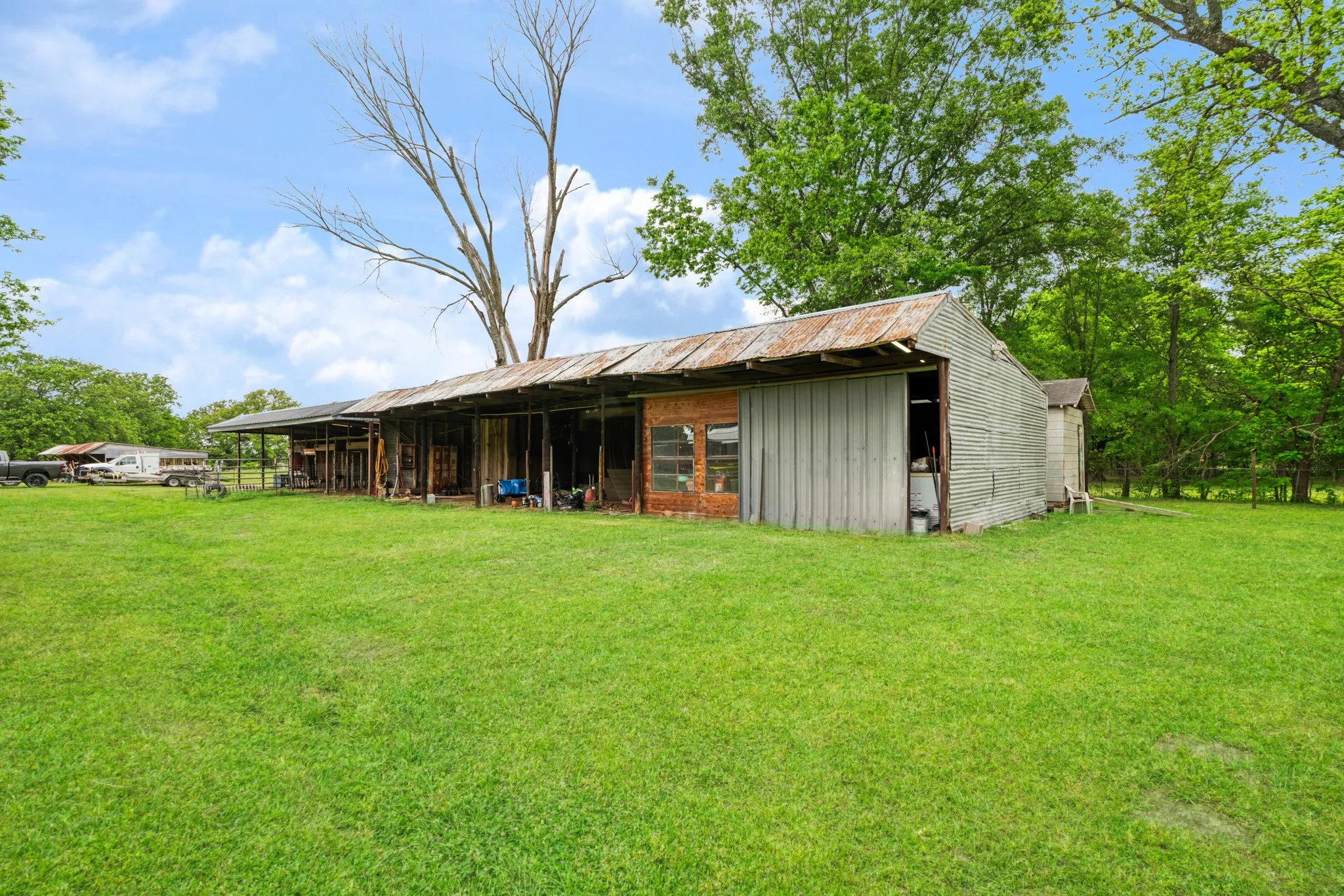 Single Family Residence For Sale in Red River (TX) County , 505 N Howison Street, Bogata, Texas 75417, 3 Bedroom, 2 Bathroom, Garage spaces, 2,100 Sqft, built in 1987, Preowned, mls#21240226, Real Estate Agent in Bogata, Homes For Sale in Red River (TX) county, Homes For Sale in Bogata, Realtor in Bogata Texas, Real Estate Brokerage Independent Realty Texas, Luminita Cordes Realtor
