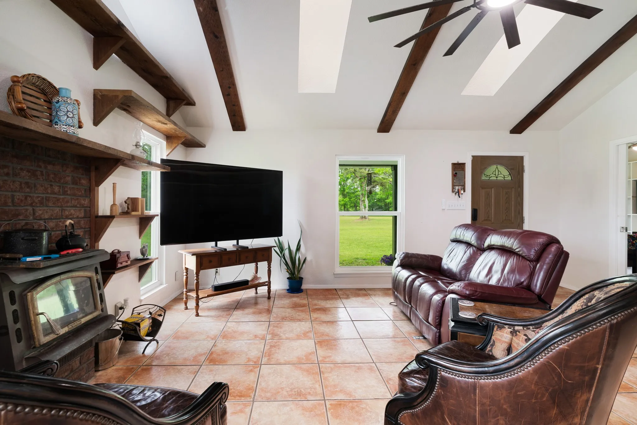 Single Family Residence For Sale in Red River (TX) County , 505 N Howison Street, Bogata, Texas 75417, 3 Bedroom, 2 Bathroom, Garage spaces, 2,100 Sqft, built in 1987, Preowned, mls#21240226, Real Estate Agent in Bogata, Homes For Sale in Red River (TX) county, Homes For Sale in Bogata, Realtor in Bogata Texas, Real Estate Brokerage Independent Realty Texas, Luminita Cordes Realtor