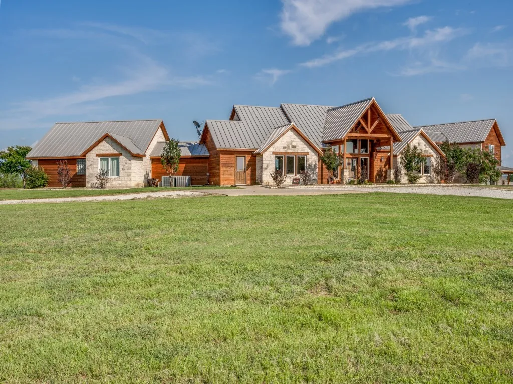 Single Family Residence For Sale in Cooke County , 2250 Morrow Road, Valley View, Texas 76272, 4 Bedroom, 6 Bathroom, Garage spaces, 5,389 Sqft, built in 2012, Preowned, mls#21241240, Real Estate Agent in Valley View, Homes For Sale in Cooke county, Homes For Sale in Valley View, Realtor in Valley View Texas, Real Estate Brokerage Independent Realty Texas, Luminita Cordes Realtor