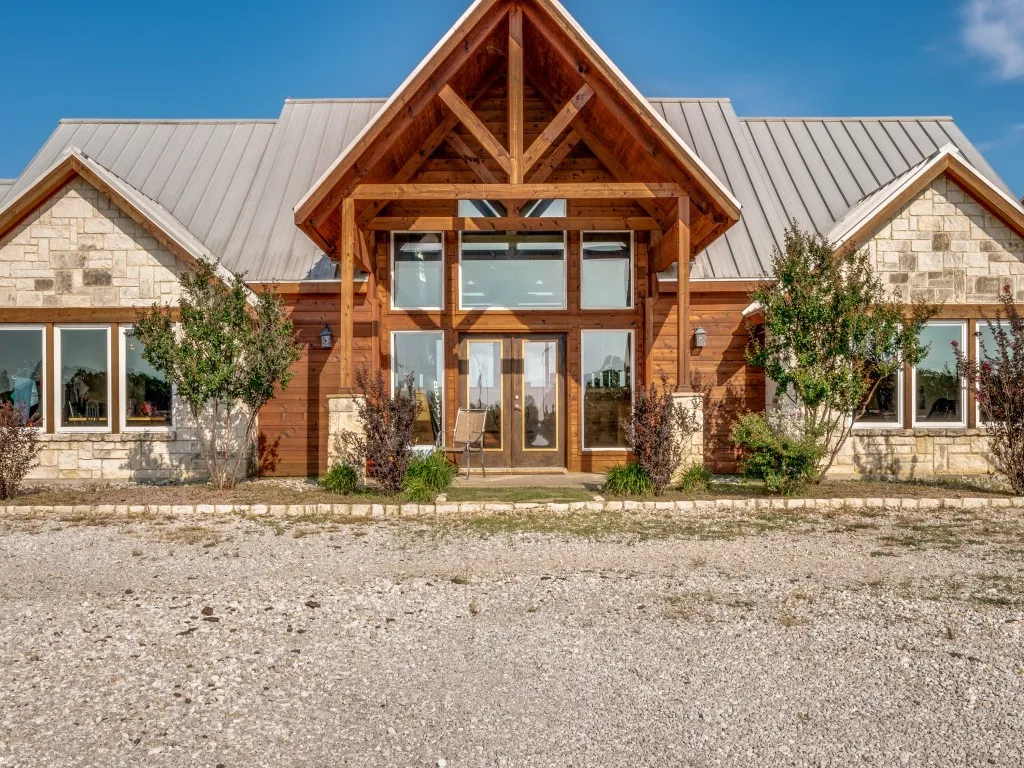 Single Family Residence For Sale in Cooke County , 2250 Morrow Road, Valley View, Texas 76272, 4 Bedroom, 6 Bathroom, Garage spaces, 5,389 Sqft, built in 2012, Preowned, mls#21241240, Real Estate Agent in Valley View, Homes For Sale in Cooke county, Homes For Sale in Valley View, Realtor in Valley View Texas, Real Estate Brokerage Independent Realty Texas, Luminita Cordes Realtor