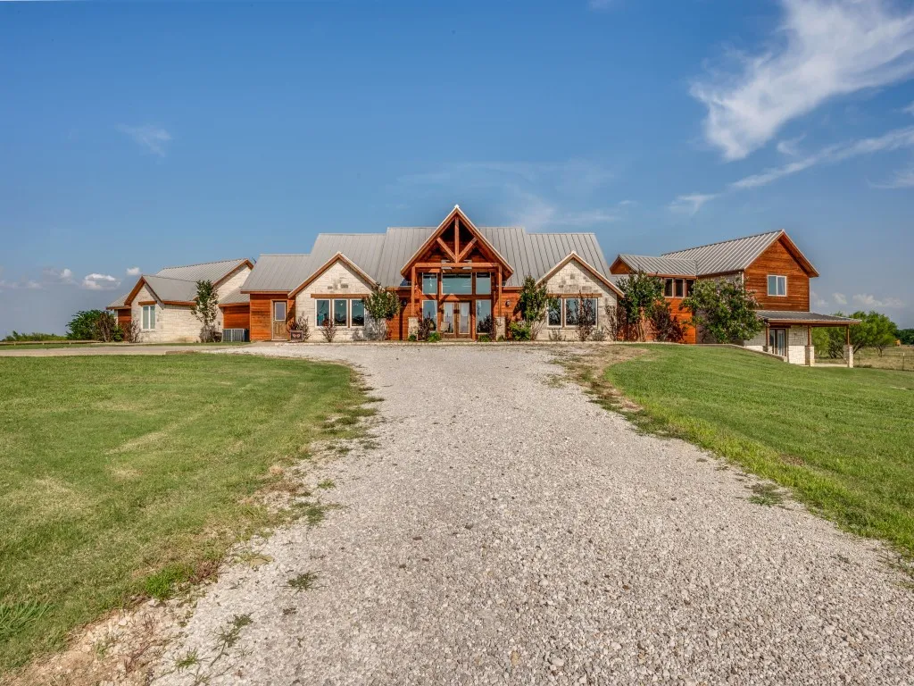 Single Family Residence For Sale in Cooke County , 2250 Morrow Road, Valley View, Texas 76272, 4 Bedroom, 6 Bathroom, Garage spaces, 5,389 Sqft, built in 2012, Preowned, mls#21241240, Real Estate Agent in Valley View, Homes For Sale in Cooke county, Homes For Sale in Valley View, Realtor in Valley View Texas, Real Estate Brokerage Independent Realty Texas, Luminita Cordes Realtor