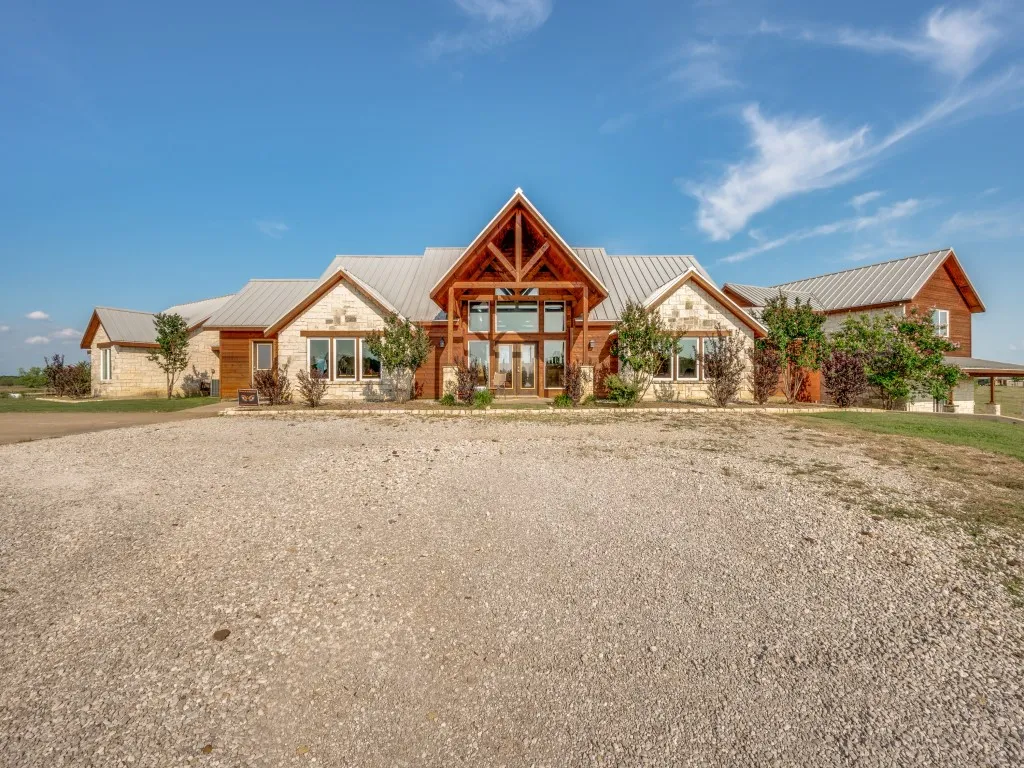 Single Family Residence For Sale in Cooke County , 2250 Morrow Road, Valley View, Texas 76272, 4 Bedroom, 6 Bathroom, Garage spaces, 5,389 Sqft, built in 2012, Preowned, mls#21241240, Real Estate Agent in Valley View, Homes For Sale in Cooke county, Homes For Sale in Valley View, Realtor in Valley View Texas, Real Estate Brokerage Independent Realty Texas, Luminita Cordes Realtor