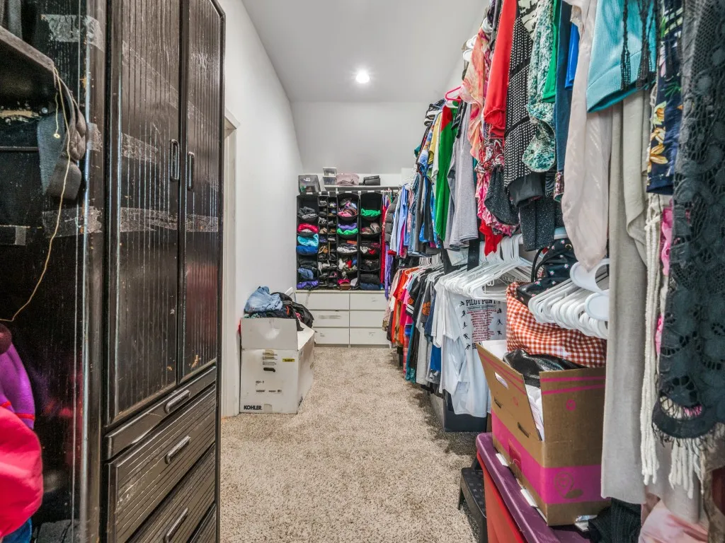 Single Family Residence For Sale in Cooke County , 2250 Morrow Road, Valley View, Texas 76272, 4 Bedroom, 6 Bathroom, Garage spaces, 5,389 Sqft, built in 2012, Preowned, mls#21241240, Real Estate Agent in Valley View, Homes For Sale in Cooke county, Homes For Sale in Valley View, Realtor in Valley View Texas, Real Estate Brokerage Independent Realty Texas, Luminita Cordes Realtor