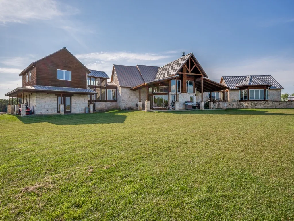 Single Family Residence For Sale in Cooke County , 2250 Morrow Road, Valley View, Texas 76272, 4 Bedroom, 6 Bathroom, Garage spaces, 5,389 Sqft, built in 2012, Preowned, mls#21241240, Real Estate Agent in Valley View, Homes For Sale in Cooke county, Homes For Sale in Valley View, Realtor in Valley View Texas, Real Estate Brokerage Independent Realty Texas, Luminita Cordes Realtor