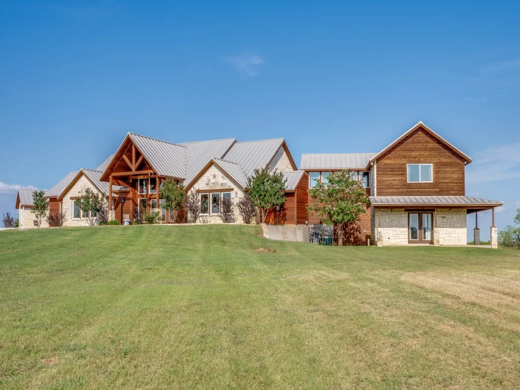 Single Family Residence For Sale in Cooke County , 2250 Morrow Road, Valley View, Texas 76272, 4 Bedroom, 6 Bathroom, Garage spaces, 5,389 Sqft, built in 2012, Preowned, mls#21241240, Real Estate Agent in Valley View, Homes For Sale in Cooke county, Homes For Sale in Valley View, Realtor in Valley View Texas, Real Estate Brokerage Independent Realty Texas, Luminita Cordes Realtor