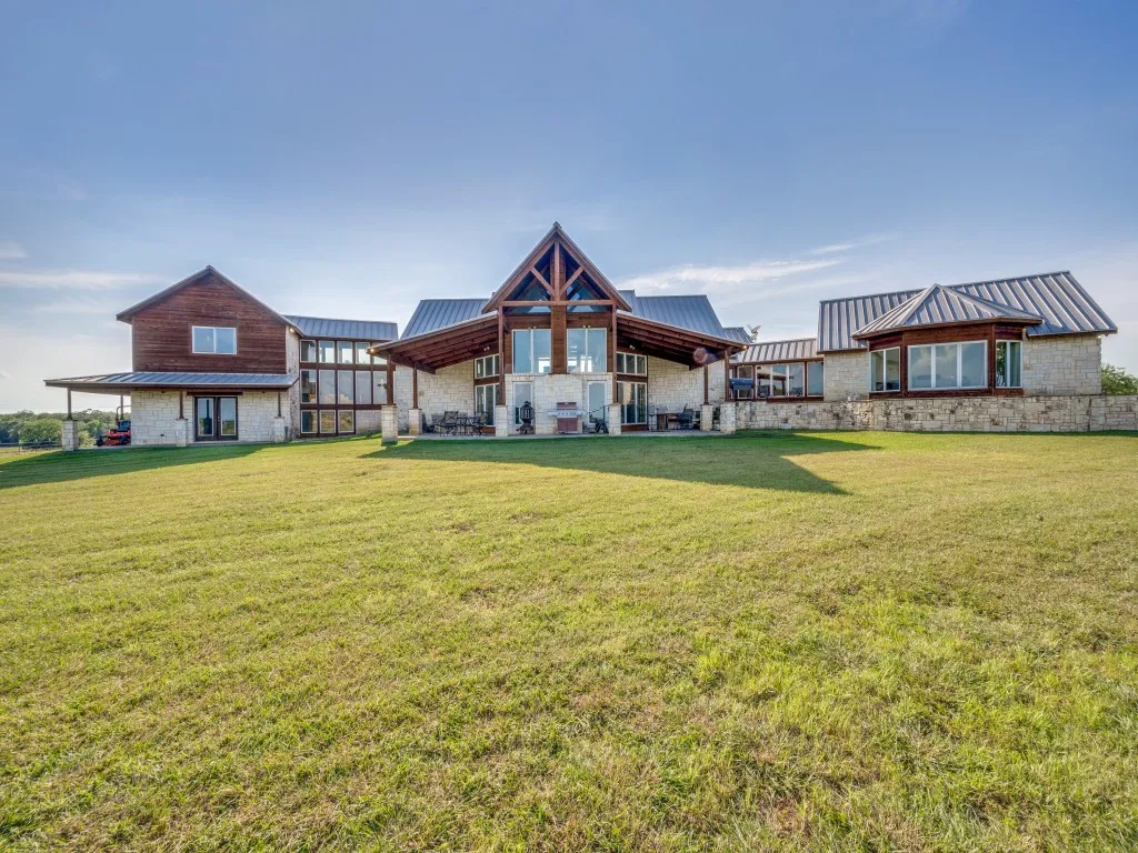 Single Family Residence For Sale in Cooke County , 2250 Morrow Road, Valley View, Texas 76272, 4 Bedroom, 6 Bathroom, Garage spaces, 5,389 Sqft, built in 2012, Preowned, mls#21241240, Real Estate Agent in Valley View, Homes For Sale in Cooke county, Homes For Sale in Valley View, Realtor in Valley View Texas, Real Estate Brokerage Independent Realty Texas, Luminita Cordes Realtor