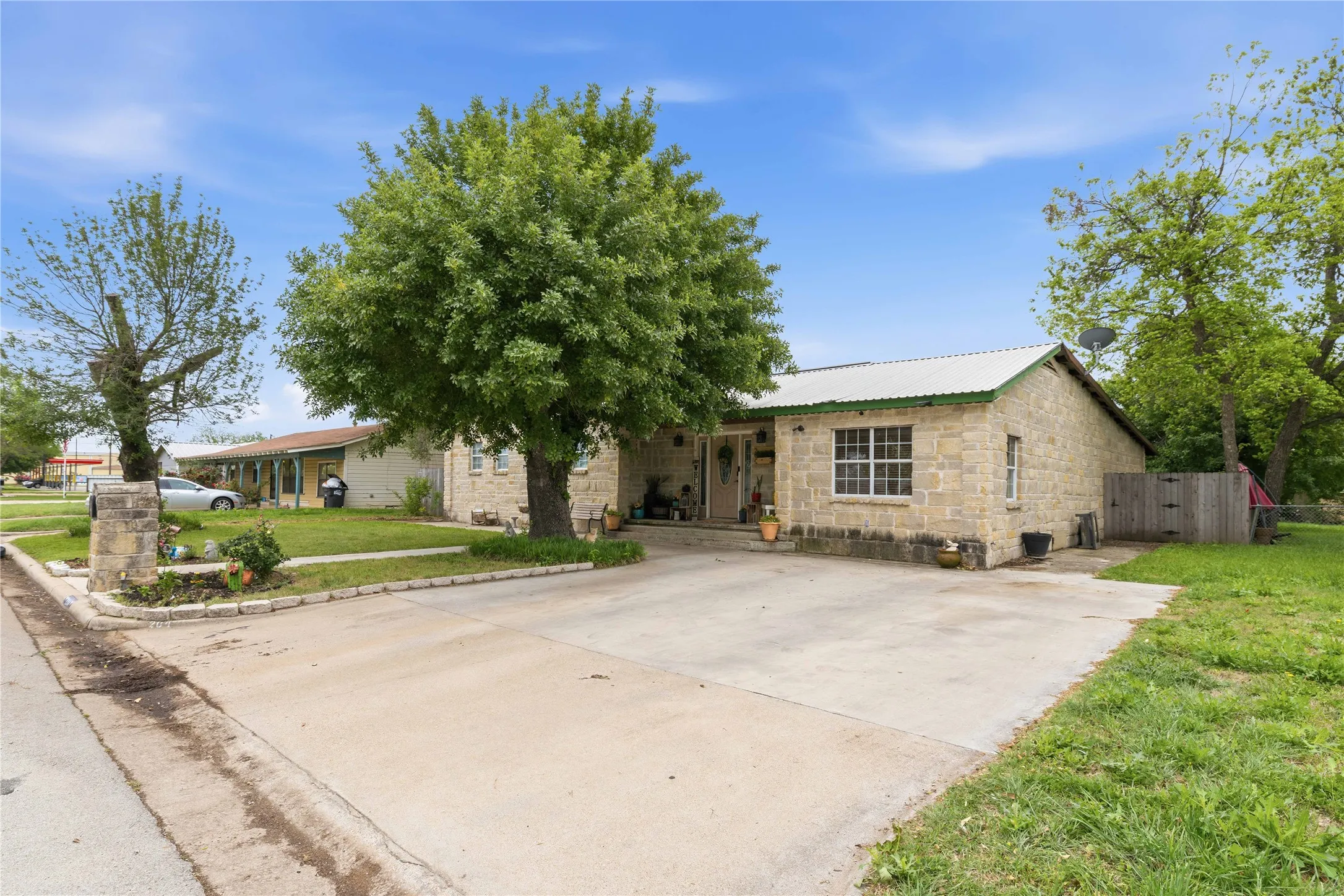 Single Family Residence For Sale in Brown County , 204 Sunnydale Drive, Early, Texas 76802, 6 Bedroom, 4 Bathroom, Garage spaces, 2,960 Sqft, built in 1962, Preowned, mls#21241224, Real Estate Agent in Early, Homes For Sale in Brown county, Homes For Sale in Early, Realtor in Early Texas, Real Estate Brokerage Independent Realty Texas, Luminita Cordes Realtor