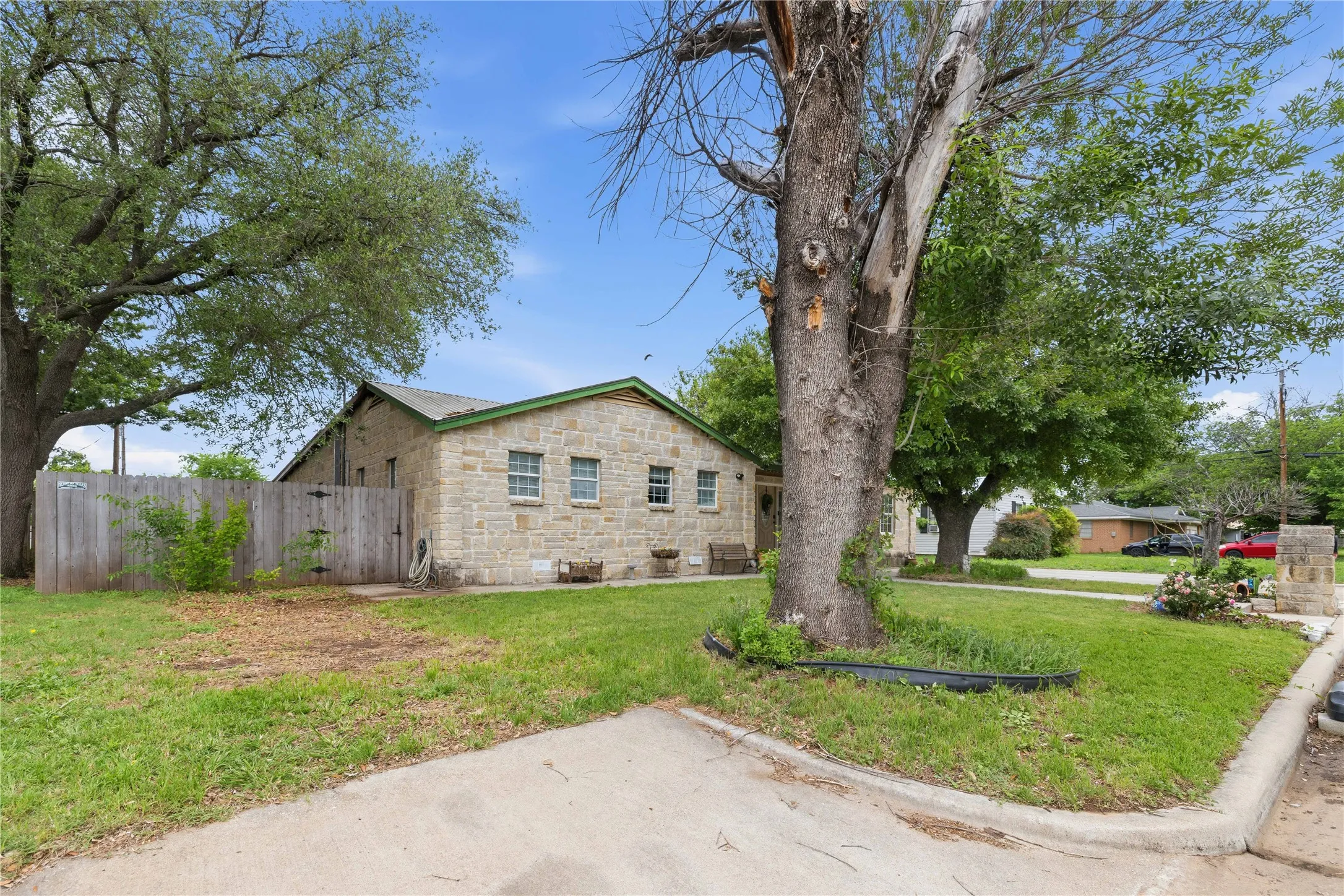 Single Family Residence For Sale in Brown County , 204 Sunnydale Drive, Early, Texas 76802, 6 Bedroom, 4 Bathroom, Garage spaces, 2,960 Sqft, built in 1962, Preowned, mls#21241224, Real Estate Agent in Early, Homes For Sale in Brown county, Homes For Sale in Early, Realtor in Early Texas, Real Estate Brokerage Independent Realty Texas, Luminita Cordes Realtor