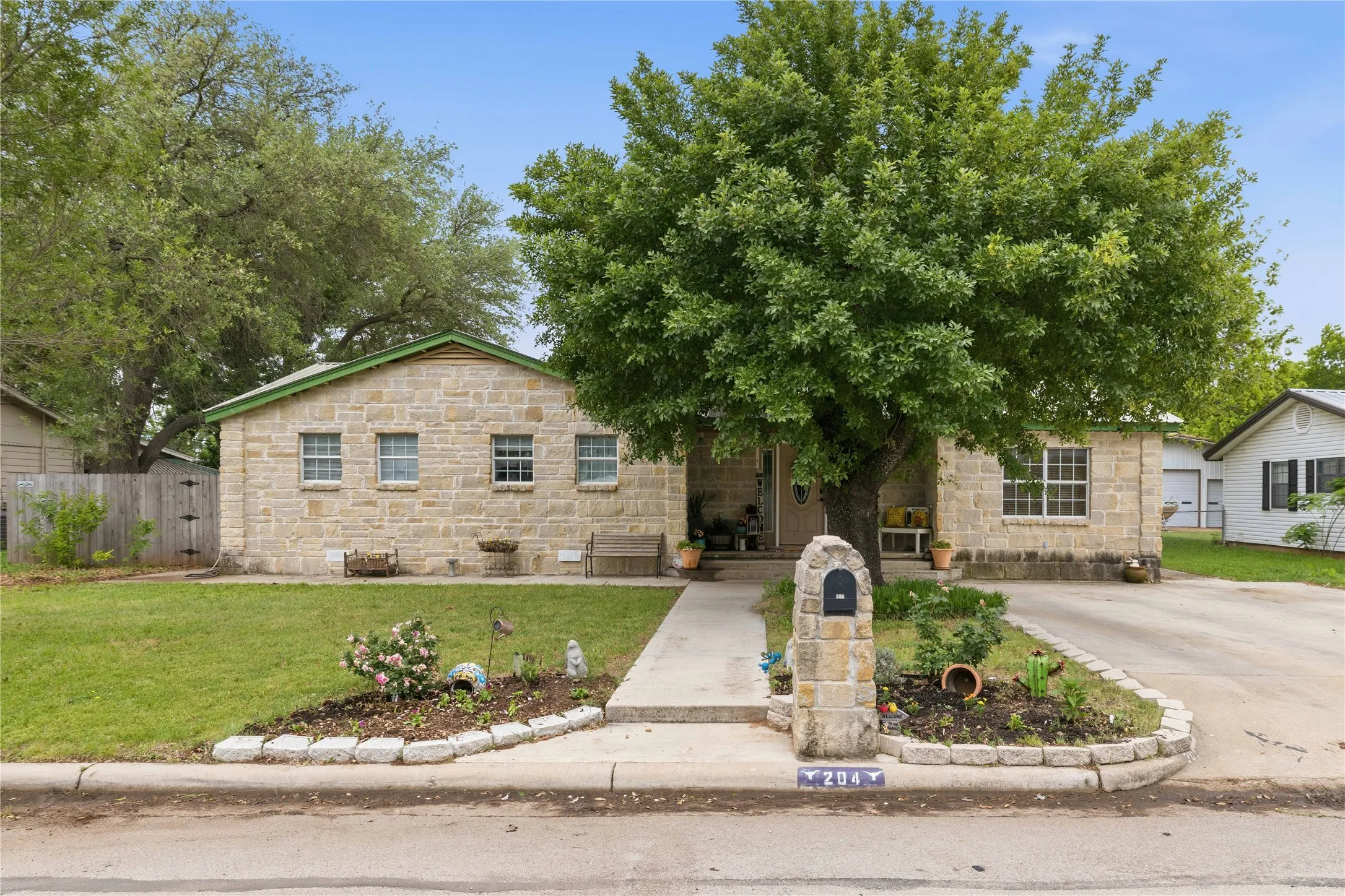 Single Family Residence For Sale in Brown County , 204 Sunnydale Drive, Early, Texas 76802, 6 Bedroom, 4 Bathroom, Garage spaces, 2,960 Sqft, built in 1962, Preowned, mls#21241224, Real Estate Agent in Early, Homes For Sale in Brown county, Homes For Sale in Early, Realtor in Early Texas, Real Estate Brokerage Independent Realty Texas, Luminita Cordes Realtor