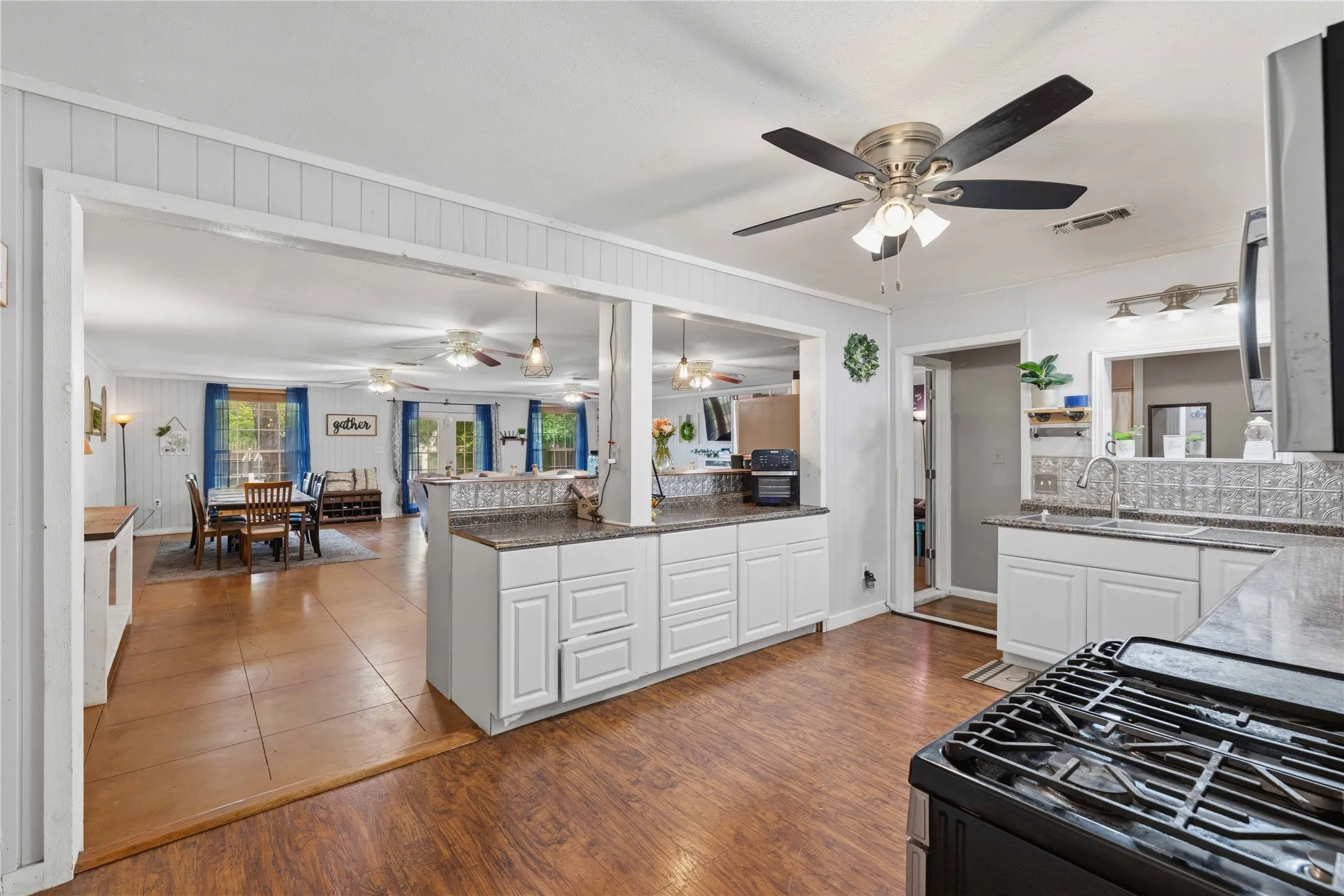 Single Family Residence For Sale in Brown County , 204 Sunnydale Drive, Early, Texas 76802, 6 Bedroom, 4 Bathroom, Garage spaces, 2,960 Sqft, built in 1962, Preowned, mls#21241224, Real Estate Agent in Early, Homes For Sale in Brown county, Homes For Sale in Early, Realtor in Early Texas, Real Estate Brokerage Independent Realty Texas, Luminita Cordes Realtor