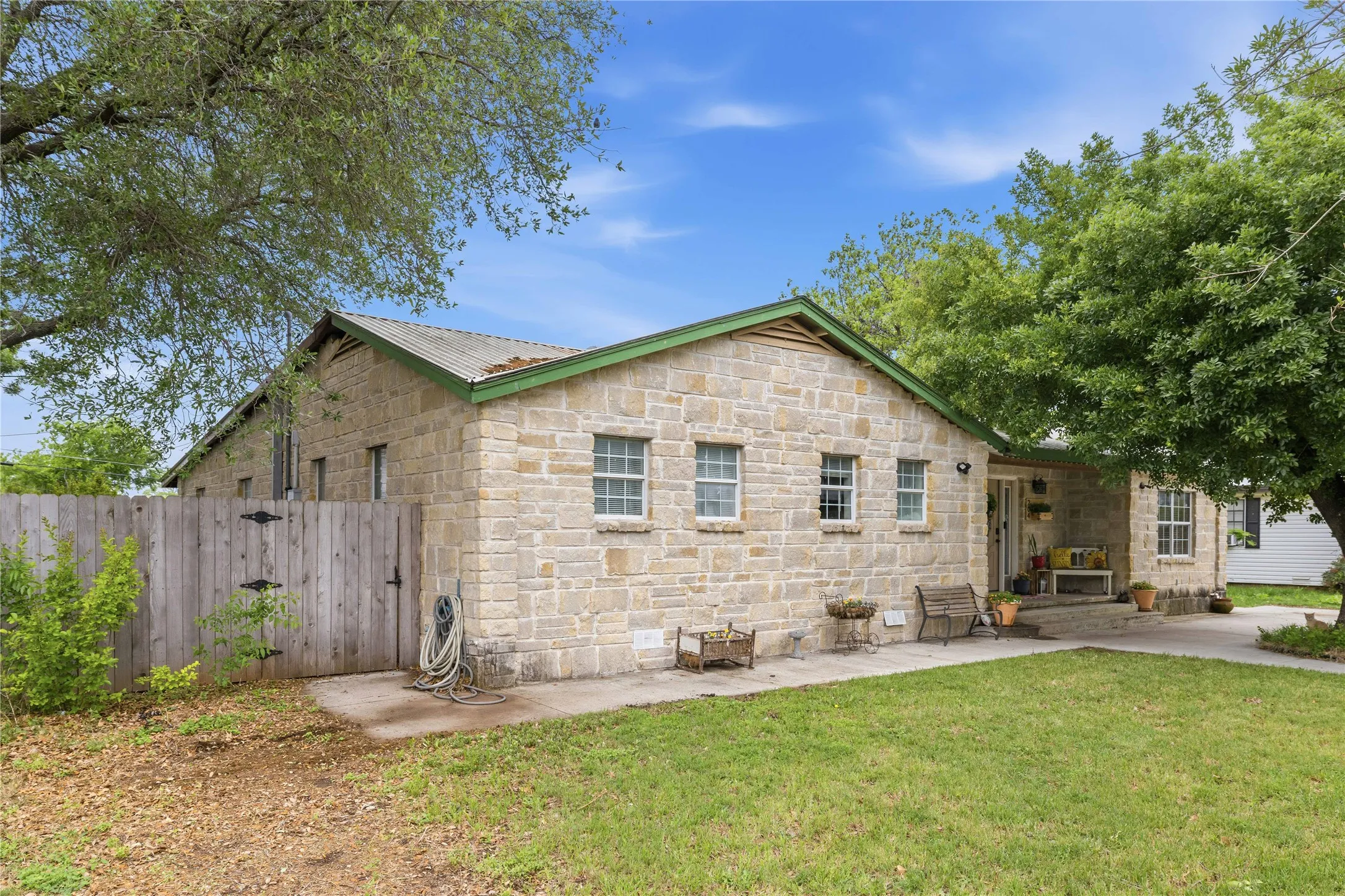 Single Family Residence For Sale in Brown County , 204 Sunnydale Drive, Early, Texas 76802, 6 Bedroom, 4 Bathroom, Garage spaces, 2,960 Sqft, built in 1962, Preowned, mls#21241224, Real Estate Agent in Early, Homes For Sale in Brown county, Homes For Sale in Early, Realtor in Early Texas, Real Estate Brokerage Independent Realty Texas, Luminita Cordes Realtor