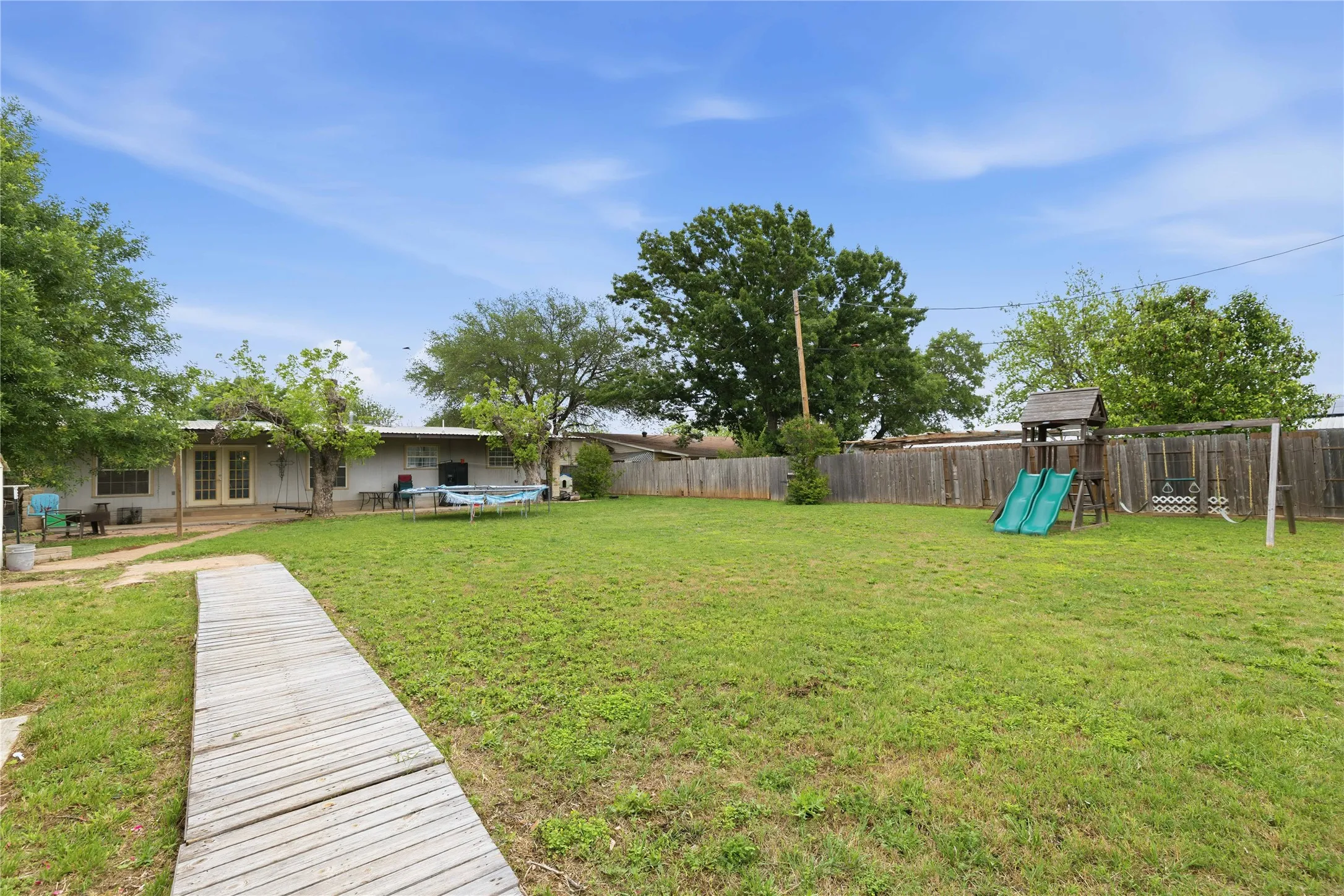 Single Family Residence For Sale in Brown County , 204 Sunnydale Drive, Early, Texas 76802, 6 Bedroom, 4 Bathroom, Garage spaces, 2,960 Sqft, built in 1962, Preowned, mls#21241224, Real Estate Agent in Early, Homes For Sale in Brown county, Homes For Sale in Early, Realtor in Early Texas, Real Estate Brokerage Independent Realty Texas, Luminita Cordes Realtor