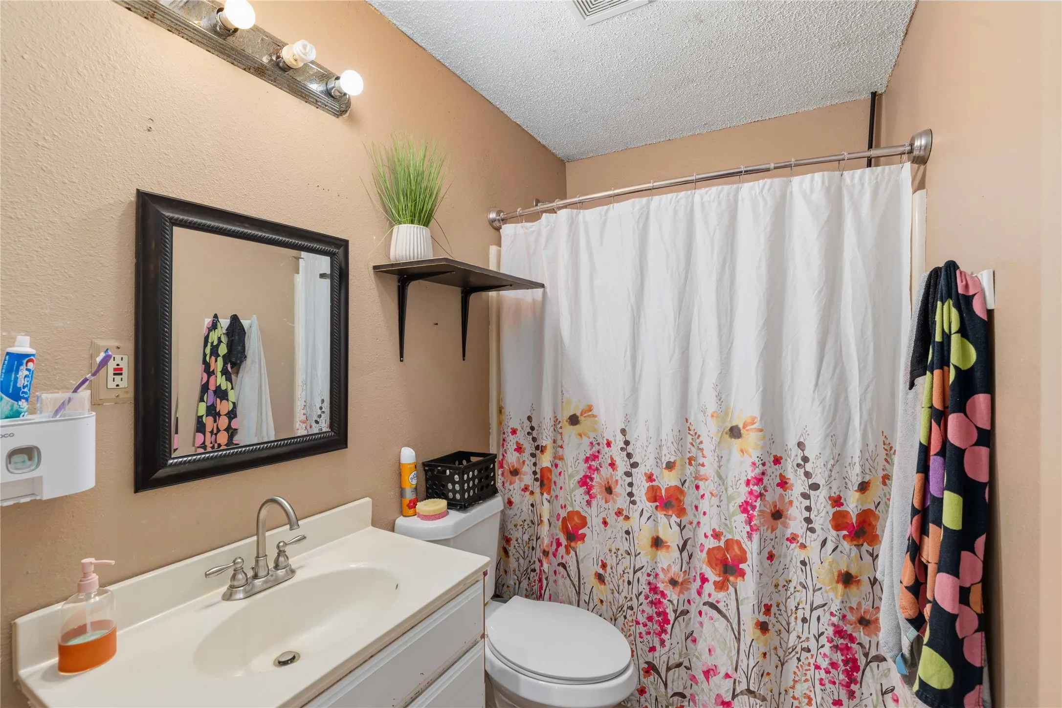 Single Family Residence For Sale in Brown County , 204 Sunnydale Drive, Early, Texas 76802, 6 Bedroom, 4 Bathroom, Garage spaces, 2,960 Sqft, built in 1962, Preowned, mls#21241224, Real Estate Agent in Early, Homes For Sale in Brown county, Homes For Sale in Early, Realtor in Early Texas, Real Estate Brokerage Independent Realty Texas, Luminita Cordes Realtor